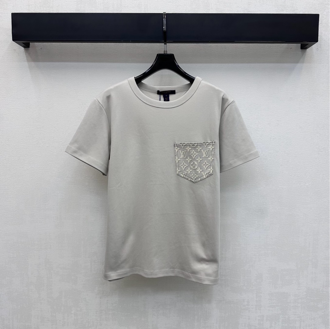 NO:708130,Louis Vuitto*2026 new products are on the shelves. Round neck logo short-sleeved T-shirt. Customized YB imported raw twill cotton material. It has a stylish texture, comfortable and breathable. The collar edge is wrapped with threads. It is loose and covers the flesh without showing off the figure. It adds a sense of layering to the shape. The chest pocket is embellished with the iconic four-leaf clover logo element to highlight the brand tone. Development of surface accessories. Regular short-sleeved T-shirt tailoring. It is very fashionable to wear alone or inside. High version, louis  vuitton,T-shirt,tees,t-shirt,19860909Louis Vuitto*2026新品上架 圆领徽标短袖T 定制YB进口原生斜纹全棉材质 质感有型 舒适透气 领边沿用螺纹包边处理 宽松遮肉不显身材 增添造型层次感 胸前口袋点缀标志性四叶草徽标元素 彰显品牌调性 面辅料开发 常规短袖T恤剪裁 单穿或者内搭都很出彩时髦    高版本,,louis vuitton,T-shirt,tees，t-shirt,,Women's clothing
