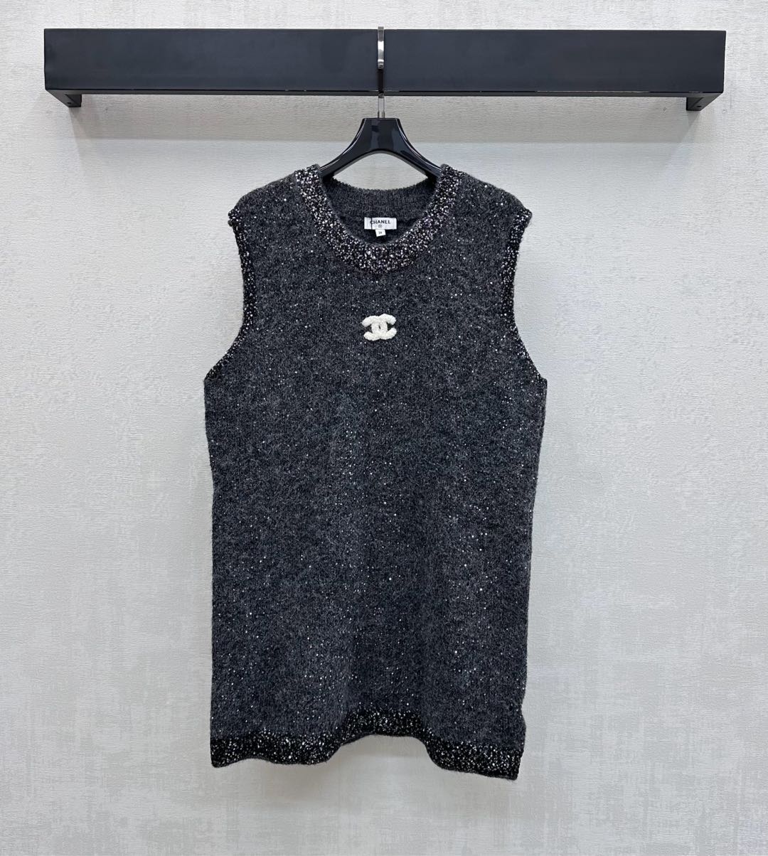NO:697638,Chane*2026 New Arrival Letter Logo Knitted Vest Dress Customized YB Imported Blended Wool Wool Material Soft and Comfortable High-Quality Texture The Three-Dimensional Contrast Letter Logo Is Centered on the Chest Highlights the Brand Tonality The collar, cuffs, and hem are all designed with beaded edging. The whole body is integrated with fine shimmering silver decoration to add layering to the look. Instantly brighten the look. Development of surface accessories. Loose sleeveless cut. Whether worn alone or layered, it is easy to create an elegant and casual French lady style.  High version 36 38 40,,chanel,skirts,19860909Chane*2026新品上架字母徽标针织背心裙定制YB进口混纺羊毛呢材质 柔软舒适 质感上乘 胸前居中点缀立体标志性撞色字母徽标 彰显品牌调性 领边袖口与衣摆都采用钉珠镶边设计 整体融入细闪银丝修饰 增添造型层次感 瞬间点亮造型 面辅料开发 宽松无袖版型剪裁 无论单穿还是叠穿轻松打造优雅又随性的法式名媛风  高版本36 38 40,,chanel,skirts,,Women's clothing