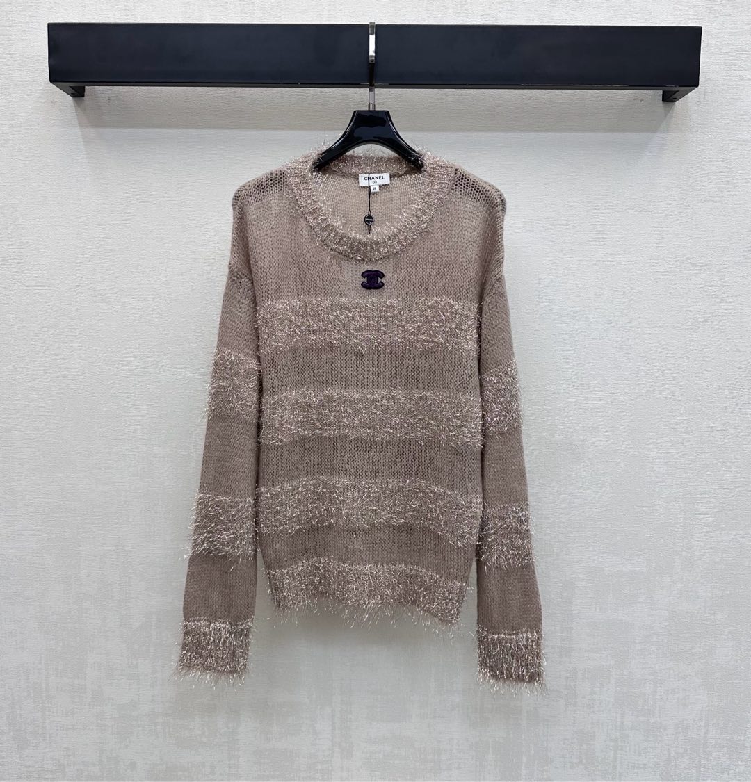 NO:697640,Chane*2026 New Arrival Round Neck Logo Knitted Sweater Customized YB Imported Blended Mohair Knitted Material Soft and Comfortable Texture Collar and Cuffs Threaded Hemming Processed with Filigree Stripe Texture Bringing a Hazy Soft Light Adding to the Layer of the Style Classic Icon Double C Logo Decoration on the Chest Highlights Brand Tonality Development of Surface Accessories Round Neck Pullover Knitted Sweater Tailoring Can create a lazy and advanced French accent when worn alone or layered High version  36 38 40,,chanel,sweaters,19860909Chane*2026新品上架圆领徽标针织毛衣定制YB进口混纺马海毛针织材质 质感柔软舒适 领边与袖口螺纹包边处理 搭配金银丝条纹肌理自带朦胧柔光感 增添造型层次感 胸前点缀经典标志性双C徽标装饰 彰显品牌调性 面辅料开发 圆领套头针织毛衣剪裁 单穿叠搭都能打造慵懒又高级的法式腔调 高版本 36 38 40,,chanel,sweaters,,Women's clothing