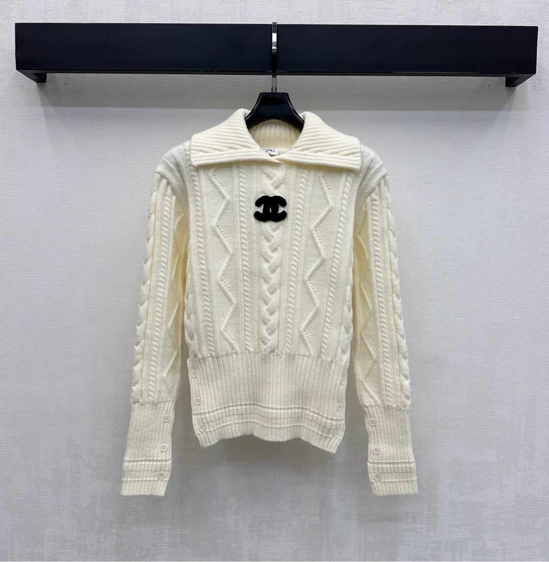 NO:697625,Chane*2026 new arrivals, lapel letter logo knitted custom YB imported woolen knitted material, full of texture, comfortable and soft, adjustable slit design with buttons on the hem and cuffs, lapel with three-dimensional cable texture, full of texture, adding layering to the look, emblazoned with black iconic double C suede logo on the chest, a finishing touch of color contrast, highlighting the brand tone, development of surface accessories, lapel pullover knitted sweater tailoring, paired with skirt or jeans  They are all elegant and casual French lazy style. High version 36 38 40,,chanel,skirts,jeans,sweaters,19860909Chane*2026新品上架翻领字母徽标针织定制YB进口羊毛呢针织材质 质感十足 舒适柔软 衣摆与袖口纽扣调节开叉设计 翻领搭配立体绞花纹理 肌理感十足 增添造型层次感 胸前点缀黑色标志性双C绒面徽标 点睛之笔撞色巧思 彰显品牌调性 面辅料开发 翻领套头针织毛衣剪裁 搭配半裙或者牛仔裤 都很优雅又随性的法式慵懒风 高版本36 38 40,,chanel,skirts,jeans,sweaters,,Women's clothing