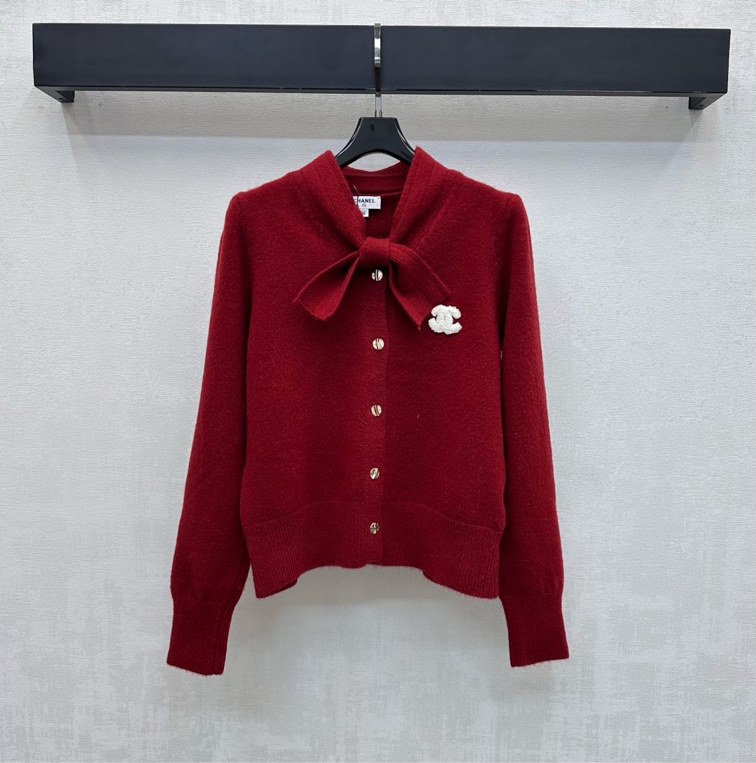 NO:697622,Chane*2026 new arrivals, lace-up logo knitted cardigan, customized YB imported blended woolen knitted material, comfortable and soft texture, decorated with white double C letter logo elements on the chest, highlighting the brand's tone, sweet and smart bow tie design on the neck, metal button adjustment design on the placket, adding layering to the look, surface accessories development, round neck long-sleeved cardigan style tailoring, can be worn alone or as an inner layer, easy to achieve the elegant and noble French New Year style, high version 36  38 40,,chanel,19860909Chane*2026新品上架系带徽标针织开衫定制YB进口混纺羊毛呢针织材质 质感舒适柔软 胸前点缀白色双C字母徽标元素装饰 彰显品牌调性 领口蝴蝶结系带设计甜美灵动 开襟沿用金属纽扣调节设计 增添造型层次感 面辅料开发 圆领长袖开衫版型剪裁 单穿内搭皆可 轻松拿捏优雅贵气的法式新年格调 高版本36 38 40,,chanel,,Women's clothing