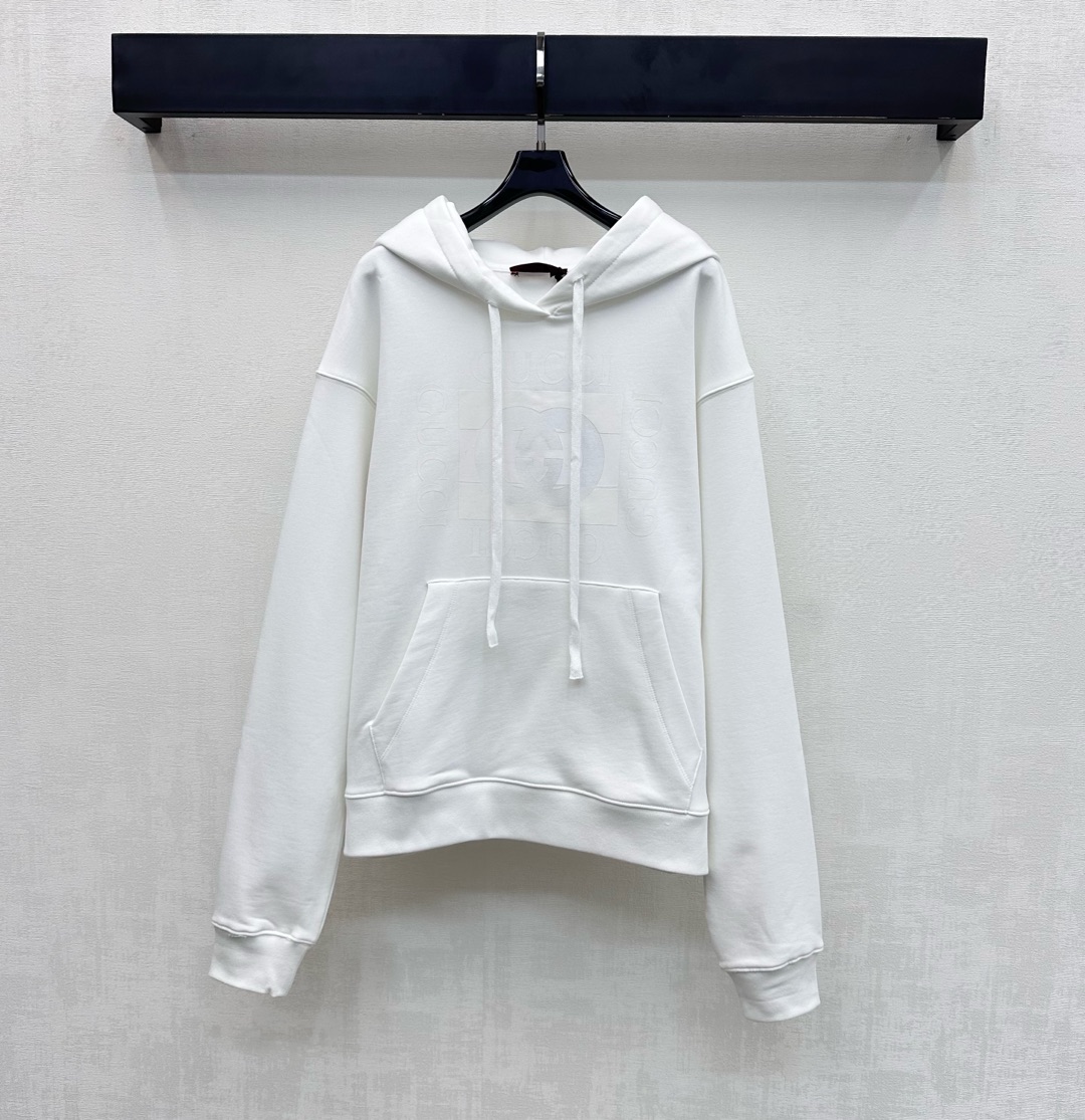 NO:697643,Gucc*2026 new products on the shelves printed logo drawstring hooded sweatshirt customized YB imported virgin cotton material with high quality, short velvet brushing process inside, warm and comfortable. The hem and cuffs are wrapped with elastic threads. It is matched with a dropped shoulder and loose version design to add a sense of layering. The dark pattern of the iconic double G letter printing element is centered on the chest to highlight the brand tone. Development of surface accessories. Drawstring hooded pullover sweatshirt tailoring. High-end casual and lazy fashion.  It is the must-have layering item in your autumn and winter wardrobe. High version in 2 colors, gucci, hoodie, sweatshirts, hats,19860909Gucc*2026新品上架印花徽标抽绳连帽卫衣定制YB进口原生全棉材质 质感上乘 内里短绒磨毛工艺 保暖舒适 衣摆与袖口沿用弹力螺纹包边处理 搭配落肩宽松版型设计 增添造型层次感 胸前居中点缀暗纹标志性双G字母印花元素 彰显品牌调性 面辅料开发 抽绳连帽套头卫衣剪裁 高阶休闲感慵懒时尚 秋冬衣橱的叠穿硬通货非它莫属  高版本2色,,gucci,hoodie,sweatshirts,hats,,Women's clothing