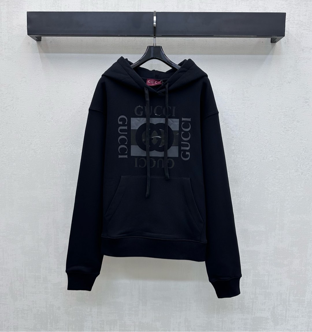 NO:697658,Gucc*2026 new products on the shelves printed logo drawstring hooded sweatshirt customized YB imported virgin cotton material with high quality, short velvet brushing process inside, warm and comfortable. The hem and cuffs are wrapped with elastic threads. It is matched with a dropped shoulder and loose version design to add a sense of layering. The dark pattern of the iconic double G letter printing element is centered on the chest to highlight the brand tone. Development of surface accessories. Drawstring hooded pullover sweatshirt tailoring. High-end casual and lazy fashion.  It is the must-have layering item in your autumn and winter wardrobe. High version in 2 colors, gucci, hoodie, sweatshirts, hats,19860909Gucc*2026新品上架印花徽标抽绳连帽卫衣定制YB进口原生全棉材质 质感上乘 内里短绒磨毛工艺 保暖舒适 衣摆与袖口沿用弹力螺纹包边处理 搭配落肩宽松版型设计 增添造型层次感 胸前居中点缀暗纹标志性双G字母印花元素 彰显品牌调性 面辅料开发 抽绳连帽套头卫衣剪裁 高阶休闲感慵懒时尚 秋冬衣橱的叠穿硬通货非它莫属  高版本2色,,gucci,hoodie,sweatshirts,hats,,Women's clothing