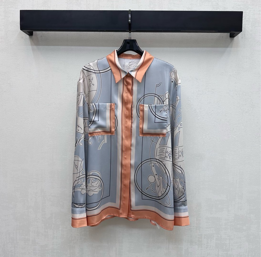 NO:697654,Herme* 2026 new arrival silk printed long-sleeved shirt, customized YB imported 100% mulberry silk material, comfortable texture, draped and breathable. The whole body is made of haze blue base with artistic line printing. The collar extends to the hem and cuffs with warm orange contrast binding treatment, which instantly lights up the overall visual effect and highlights the brand tone. The front placket is designed with hidden buttons to adjust the placket. It is decorated with symmetrical pockets on the chest to add a sense of layering to the look. Development of surface accessories  The lapel long-sleeved shirt is cut and can be paired with the same series of skirts or nine-point trousers. It can be worn as a complete set for daily outings or vacations to easily create an elegant and relaxed atmosphere. High version -,,hermes,skirts,shirts,real silk,19860909Herme*2026新品上架真丝印花长袖衬衫定制YB进口百分百桑蚕丝材质 质感舒适 垂顺透气 通体采用雾霾蓝底搭配艺术感线条印花 领边延伸至下摆与袖口暖橙色撞色包边处理 瞬间点亮整体丰富视觉效果 彰显品牌调性 前襟沿用隐藏式纽扣调节开襟设计 配合胸前对称口袋装饰 增添造型层次感 面辅料开发 翻领长袖衬衣剪裁 可搭配同系列半裙或九分裤 成套穿搭日常出街还是度假穿搭轻松穿出优雅松弛氛围感  高版本-,,hermes,skirts,shirts,real silk,,Women's clothing