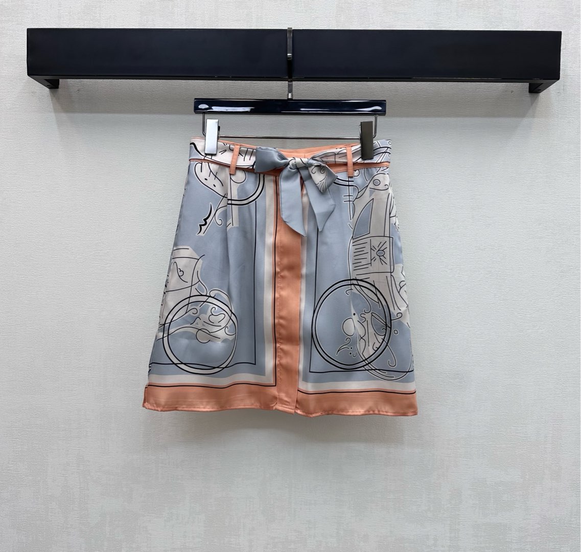 NO:697650,Herme*2026 new arrivals, lace-up silk printed skirt, custom-made YB imported 100% mulberry silk material, comfortable texture, vertical and breathable, all-over haze blue bottom with artistic line printing, warm orange contrast edging extending from the waist to the hem, which collides with the body color to enrich the visual effect, highlighting the brand tone. The fabric lace-up design at the waist perfectly outlines the waistline. With the hidden button adjustment design, it adds a sense of layering to the look. Development of surface accessories  High-waisted straight skirt cut. Can be paired with shirts from the same series. It can be worn as a complete set for daily outings or vacations to create an elegant and relaxed atmosphere. High version -,,hermes,skirts,real silk,19860909Herme*2026新品上架系带真丝印花短裙定制YB进口百分百桑蚕丝材质 质感舒适 垂顺透气 通体雾霾蓝底搭配艺术感线条印花 腰部延伸至下摆都采用暖橙色撞色包边 与大身色彩碰撞丰富视觉效果 彰显品牌调性 腰间本布系带收紧设计完美勾勒腰线 配合隐藏式纽扣调节设计 增添造型层次感 面辅料开发 高腰直筒半身裙剪裁 可搭配同系列衬衣 成套穿搭日常出街还是度假穿搭轻松穿出优雅松弛氛围感 高版本-,,hermes,skirts,real silk,,Women's clothing