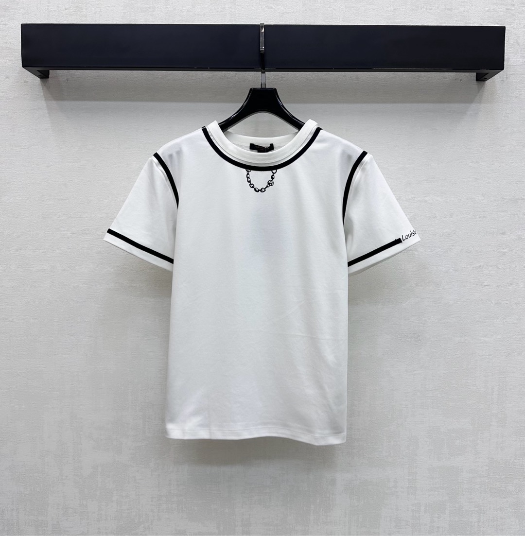 NO:697633,Louis Vuitto*2026 new products are on the shelves. Round neck stripes with contrasting colors. Customized YB imported cotton material. High quality, comfortable and breathable. Black stripes are integrated into the collar and cuff raglan to add layering to the look. The collar is embellished with chains and logo printing elements, and the iconic letters on the cuffs echo the brand tone. Surface accessories development. Round neck short-sleeved T-shirt style tailoring. Stylish when worn alone. High version, Louis  vuitton,T-shirt,tees,t-shirt,19860909Louis Vuitto*2026新品上架圆领条纹撞色定制YB进口全棉材质 质感上乘 舒适透气 领边与袖口插肩处融入黑色条纹修饰 增添造型层次感 领口点缀链条与徽标印花元素装饰 以及袖口标志性字母相呼应 彰显品牌调性 面辅料开发 圆领短袖T恤版型剪裁 单穿内搭出彩时髦 高版本,,louis vuitton,T-shirt,tees，t-shirt,,Women's clothing