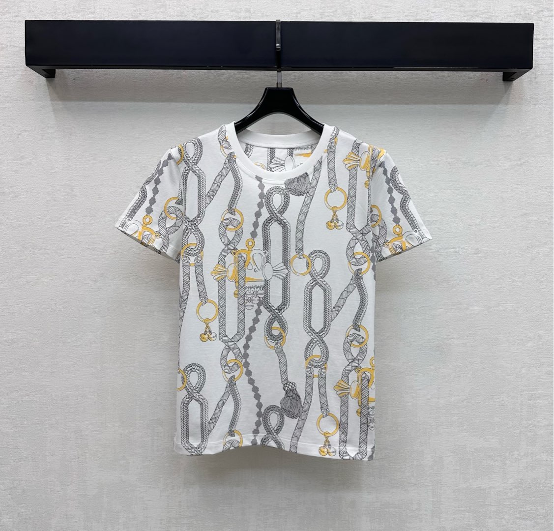 NO:697628,Herme*2026 new products are on the shelves. Round neck printed short-sleeved custom-made YB imported cotton material. The texture is comfortable and breathable. The collar edge is processed with threaded hemming details to add layering to the look. The overall use of classic golden horsebit and tassel equestrian equipment printing is integrated to highlight the brand tone. Development of surface accessories. Round neck short-sleeved T-shirt tailoring. Casual and relaxed for daily commuting. Fashionable when worn alone or inside. High version, hermes, T-shirt, tees, t-shirt,19860909Herme*2026新品上架圆领印花短袖定制YB进口全棉材质 质感舒适透气 领边沿用螺纹包边细节处理 增添造型层次感 整体采用经典金色马衔扣与流苏马术装备印花融入 彰显品牌调性 面辅料开发 圆领短袖T恤剪裁 日常通勤搭配休闲松弛 单穿或内搭出彩时髦  高版本,,hermes,T-shirt,tees，t-shirt,,Women's clothing