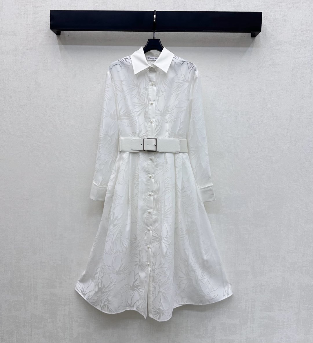 NO:697634,Dio*2026 New Arrival Jacquard Belt Dress Made of Custom YB Imported Material, Drapey and Stylish to Wear. Pure white all-over jacquard fabric outlines an elegant silhouette, highlighting the brand's tone. Lapel and single-breasted design show retro sophistication. The waist belt cleverly tightens the waistline to outline a graceful figure, adding layering to the look. The curvature of the skirt is soft and agile. Luxury and French elegance are perfectly integrated. Surface accessories development. Lapel Belt Dress Tailoring Whether it is a formal occasion or a refined date.  All can wear unique high-end temperament. High version, dior, skirts,19860909Dio*2026新品上架提花腰带连衣裙定制YB进口材质 穿搭垂感有型 纯净的白色满铺提花面料勾勒出优雅轮廓 彰显品牌调性 翻领与单排扣设计尽显复古精致 腰间皮带巧妙收束腰线勾勒出曼妙身形 增添造型层次感 裙摆的弧度柔和又灵动 奢华与法式优雅完美融合 面辅料开发 翻领腰带连衣裙剪裁 无论是正式场合还是精致约会 都能穿出独有的高级气质 高版本,,dior,skirts,,Women's clothing