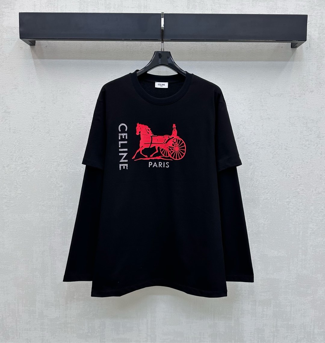 NO:697655,Celin* 2026 new products are on the shelves. Round neck printed fake two-piece tops are made of imported YB cotton. Full of texture, comfortable and stylish. Made with fake two-piece craftsmanship. Paired with a simple plain loose fit design to add layering to the look. The iconic letter carriage pattern print element is embellished in the center of the chest. Decoration highlights the brand tone. Surface accessories development. Round neck fake two-piece T-shirt cut. Wear alone to create a casual and lazy style. Layer it as an inner layer to easily create a unique fashion accent.  High version,,celine,tees,t-shirt,19860909Celin*2026新品上架圆领印花假两件上衣定制YB进口全棉材质 质感十足 舒适有型 采用假两件工艺打造 搭配简约素色宽松版型设计 增添造型层次感 胸前居中点缀标志性字母马车图案印花元素 装饰 彰显品牌调性 面辅料开发 圆领假两件T恤剪裁 单穿打造随性慵懒风 叠穿做内搭都能轻松穿出独特的时尚腔调   高版本,,celine,tees，t-shirt,,Women's clothing