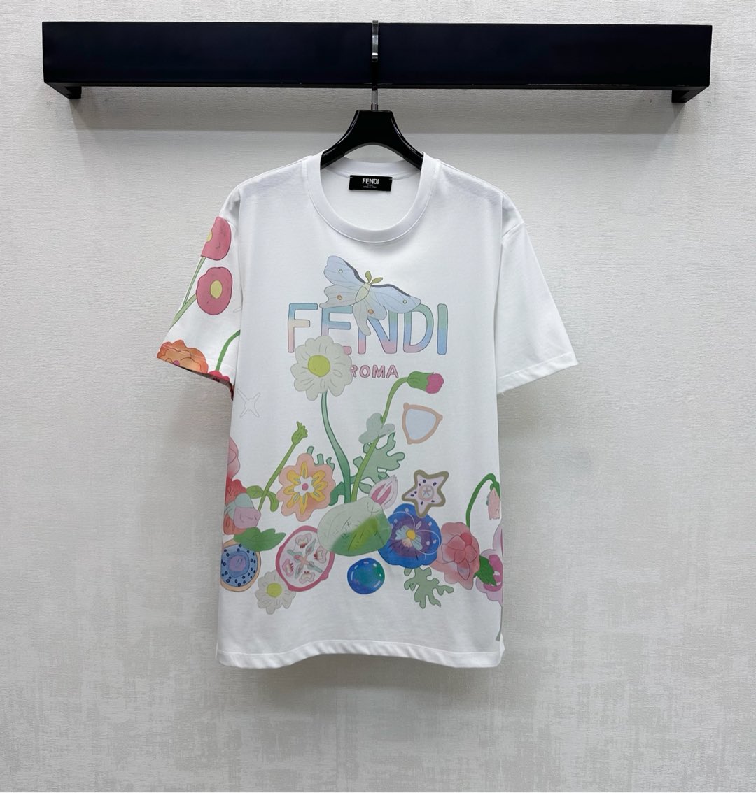 NO:697652,Fend*2026 new products are on the shelves. The round neck letter printing is made of customized YB imported cotton material. The texture is comfortable and breathable. The whole is decorated with macaron color printing patterns such as flowers, butterflies and fruits. It is decorated with the iconic letter logo to highlight the brand tone. The collar edge is processed with threaded edges. It is matched with a loose and flesh-covering design that does not pick up on the figure. It adds layering to the shape. The development of surface accessories. Round neck loose short-sleeved T-shirt tailoring. It is sweet, cute and casual for daily wear. It is stylish when worn alone or layered inside.  High version,,fendi,T-shirt,tees,t-shirt,19860909Fend*2026新品上架圆领字母印花定制YB进口全棉材质 质感舒适透气 整体采用花卉蝴蝶以及水果等马卡龙配色印花图案装饰 配合标志性字母徽标融入修饰 彰显品牌调性 领边沿用螺纹包边处理 搭配宽松遮肉不挑身材设计 增添造型层次感 面辅料开发 圆领宽松短袖T恤剪裁 日常穿搭甜美可爱休闲松弛 单穿或内搭出彩时髦 高版本,,fendi,T-shirt,tees，t-shirt,,Women's clothing