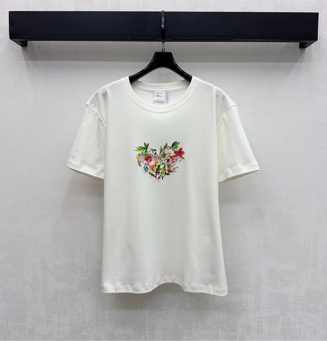 NO:708098,Dio*2026 new products are on the shelves. Round neck embroidered logo customized YB imported linen cotton material. Full texture, comfortable and breathable. The collar edge is processed with elastic thread hemming details. It is designed with a loose and casual fit to add layering to the shape. The heart-shaped flower print pattern is centered on the chest and is brightly colored. It is a finishing touch that enriches the visual effect. The iconic embroidered letter logo elements are integrated into the decoration to highlight the brand tone. Development of surface accessories. Round neck loose short-sleeved T-shirt tailoring. Wear it alone or wear it inside. Fashionable  High version,,dior,T-shirt,tees,t-shirt,19860909Dio*2026新品上架圆领刺绣徽标定制YB进口亚麻棉材质 质感十足 舒适透气 领边沿用弹力螺纹包边细节处理 配合宽松休闲版型设计 增添造型层次感 胸前居中点缀心形花卉印花图案色泽鲜艳 丰富视觉效果点睛之笔 标志性刺绣字母徽标元素融入装饰 彰显品牌调性 面辅料开发 圆领宽松短袖T恤剪裁 单穿或内搭出彩时髦 高版本,,dior,T-shirt,tees，t-shirt,,Women's clothing