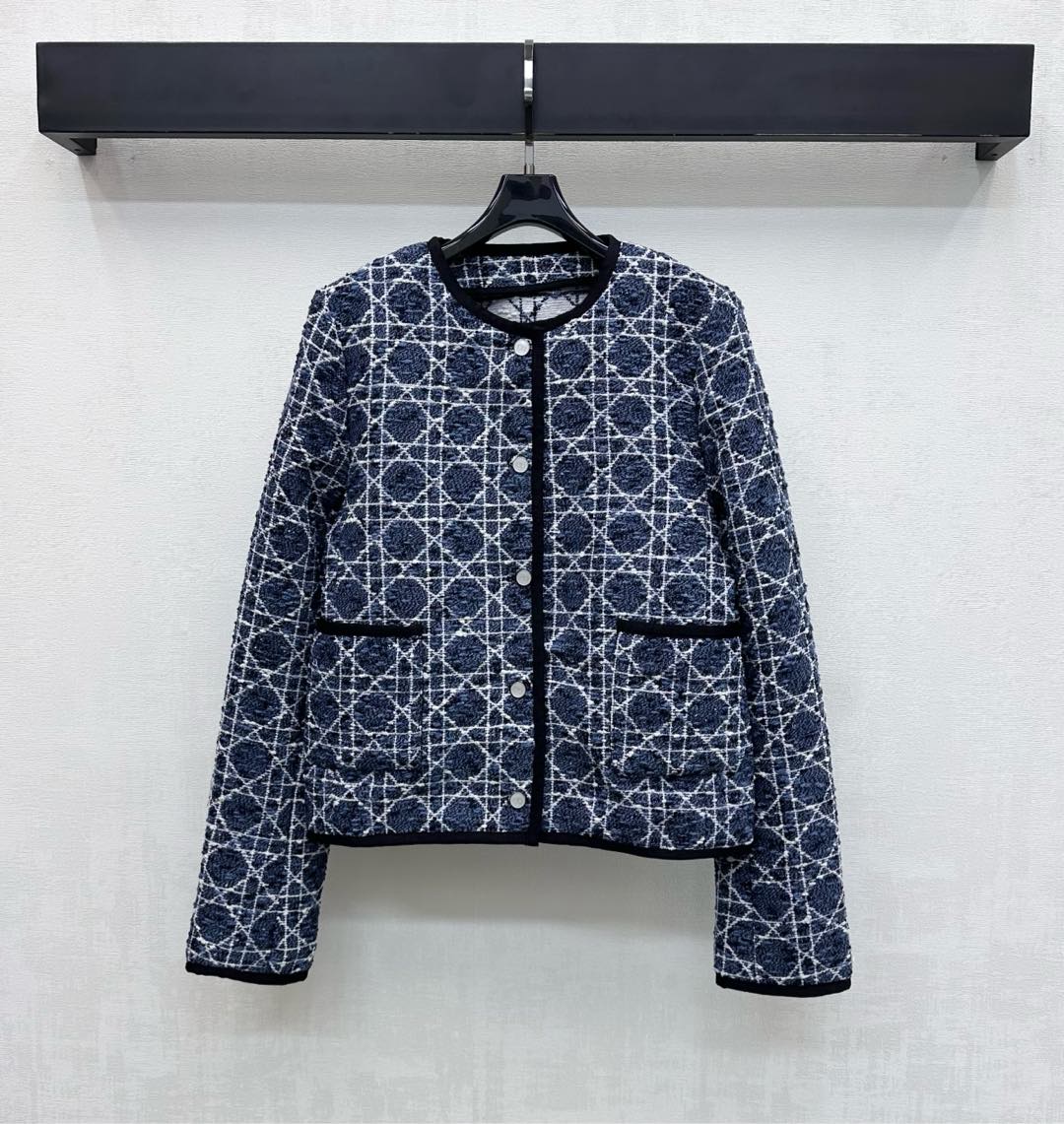 NO:697649,Dio*2026 new products are on the shelves. The jacquard cannage pattern dress jacket is made of custom-made YB imported jacquard silk cotton. The texture is delicate and obvious. The placket CD is still used. The engraved logo buttons are adjustable and decorated to highlight the brand tone. The navy blue background of the body is combined with the black edge design to highlight the outer contour. Add a sense of layering to the shape. The granular white yarn outlines the cannage pattern. It fully interprets the French lady style. Development of surface accessories. Cutting of short jacket for round neck dress.  Can be paired with culottes from the same series. It is elegant and luxurious for commuting and dating. High version, dior, skirts, jackets & coats,19860909Dio*2026新品上架提花藤格纹洋装外套定制YB进口提花丝棉材质 肌理细腻明显 沿用开襟CD 刻印徽标纽扣调节装饰 彰显品牌调性 大身藏蓝底色配合黑色包边设计突出外轮廓 增添造型层次感 颗粒白色纱线勾勒出藤格纹图案 将法式名媛风诠释得淋漓尽致 面辅料开发 圆领洋装短款外套剪裁 可搭配同系列裙裤 通勤约会穿搭优雅贵气 高版本,,dior,skirts,jackets & coats,,Women's clothing
