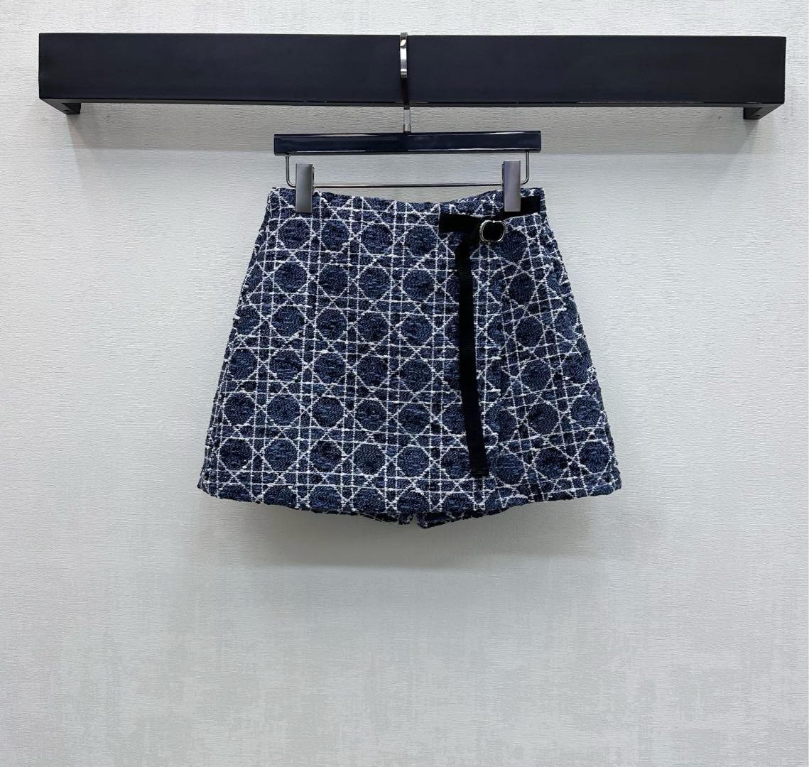 NO:697664,Dio*2026 new products are on the shelves. The jacquard cannage pattern dress culottes are made of custom-made YB imported jacquard silk cotton. The texture is delicate and obvious. It is decorated with a one-piece adjustable buckle to highlight the brand's tone. The large body is navy blue with black hemming design to highlight the outer contour. It adds layering to the look. The granular white yarn outlines the cannage pattern, which fully interprets the French lady style. Surface accessories development. High-waisted shorts and skirts cut to match the same series of jackets.  Elegant and elegant outfits for commuting and dating. High version, dior, skirts, shorts, jackets & coats,19860909Dio*2026新品上架提花藤格纹洋装裙裤定制YB进口提花丝棉材质 肌理细腻明显 沿用一片式调节扣带装饰 彰显品牌调性 大身藏蓝底色配合黑色包边设计突出外轮廓 增添造型层次感 颗粒白色纱线勾勒出藤格纹图案 将法式名媛风诠释得淋漓尽致 面辅料开发 高腰短裤裙版型剪裁 可搭配同系列外套 通勤约会穿搭优雅贵气 高版本,,dior,skirts,shorts,jackets & coats,,Women's clothing