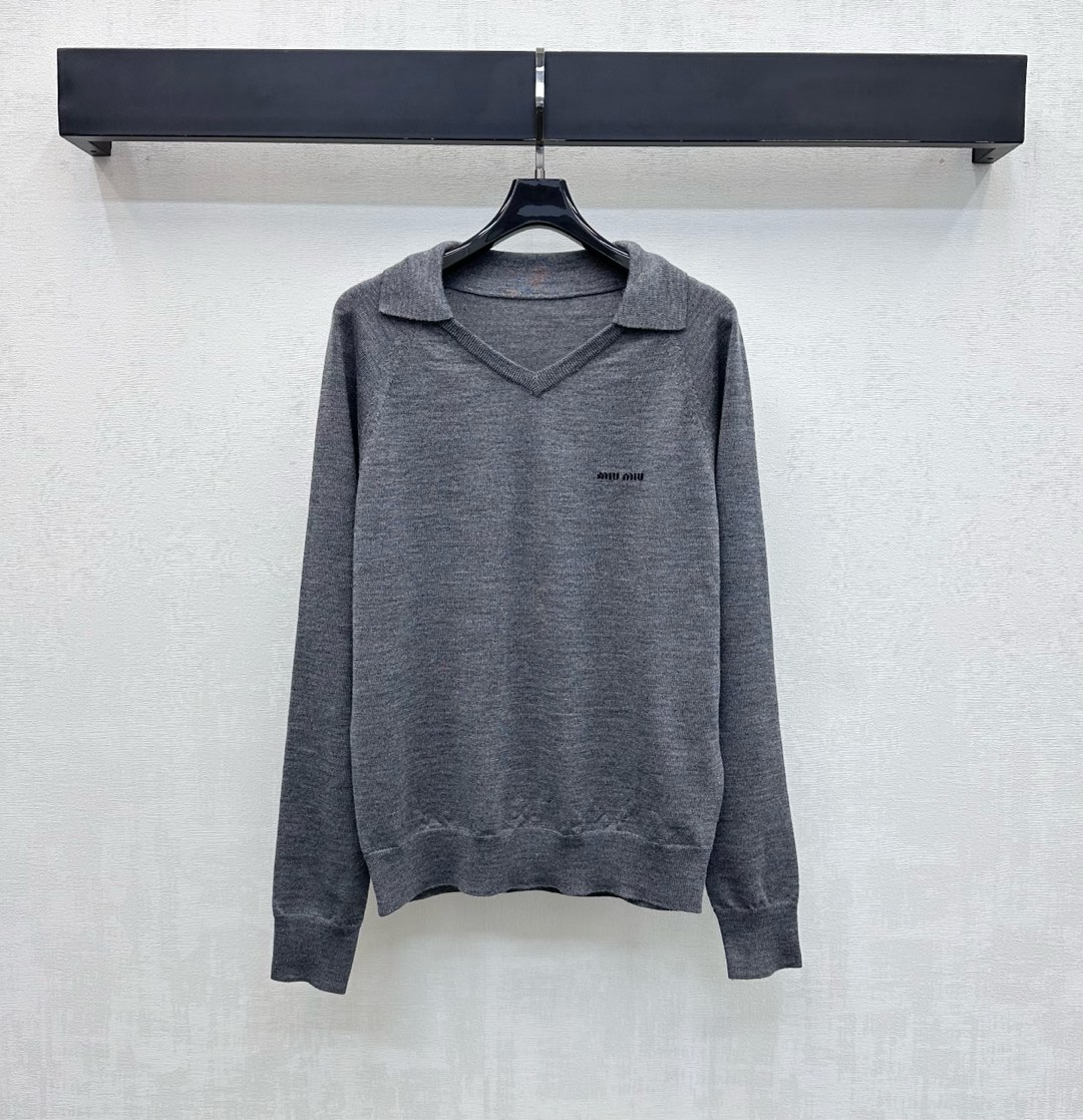 NO:709156,Miumi*2026 new arrival lapel logo sweater customized YB imported wool knitted material Full of texture, comfortable and soft, iconic letter embroidered logo elements on the chest to highlight the brand tone V-neck lapel design at the collar Threaded hem and cuffs add layering to the look Development of fabric accessories Lapel pullover sweater tailoring Casual and relaxed for daily commuting Stylish when worn alone High version 2 colors,,miumiu,sweaters,19860909Miumi*2026新品上架翻领徽标针织衫定制YB进口羊毛针织材质 质感十足 舒适柔软 胸前点缀标志性字母刺绣徽标元素 彰显品牌调性 领边V领翻领设计 衣摆与袖口螺纹包边处理 增添造型层次感 面辅料开发 翻领套头毛衣剪裁 日常通勤休闲松弛 单穿内搭出彩时髦  高版本2色,,miumiu,sweaters,,Women's clothing