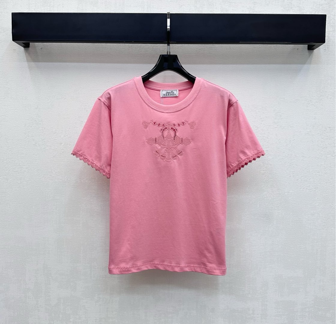 NO:708102,Herme*2026 new products are on the shelves with customized YB hollow embroidery logo. Imported cotton material, breathable and comfortable, full of texture. The iconic Arc de Triomphe exquisite hollow embroidery logo is embellished in the center of the chest to highlight the brand tone. The cuffs are spliced ​​with lace design to add layering to the look. Fabric and accessories development. Slim-fitting short T-shirt tailoring. Simple and high-end to wear alone. High version 3 colors, hermes, tees, t-shirt,19860909Herme*2026新品上架镂空刺绣徽标定制YB 进口全棉材质 透气舒适 质感十足 胸前居中点缀标志性凯旋门精致镂空刺绣徽标 彰显品牌调性 袖口拼接蕾丝花边设计 增添造型层次感 面辅料开发 修身短款T恤剪裁 单穿内搭简约高级 高版本3色,,hermes,tees，t-shirt,,Women's clothing