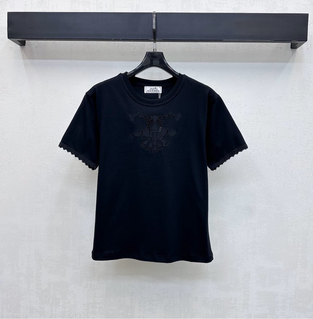 NO:708109,Herme*2026 new products are on the shelves with customized YB hollow embroidery logo. Imported cotton material, breathable and comfortable, full of texture. The iconic Arc de Triomphe exquisite hollow embroidery logo is embellished in the center of the chest to highlight the brand tone. The cuffs are spliced ​​with lace design to add layering to the look. Fabric and accessories development. Slim-fitting short T-shirt tailoring. Simple and high-end to wear alone. High version 3 colors, hermes, tees, t-shirt,19860909Herme*2026新品上架镂空刺绣徽标定制YB 进口全棉材质 透气舒适 质感十足 胸前居中点缀标志性凯旋门精致镂空刺绣徽标 彰显品牌调性 袖口拼接蕾丝花边设计 增添造型层次感 面辅料开发 修身短款T恤剪裁 单穿内搭简约高级 高版本3色,,hermes,tees，t-shirt,,Women's clothing