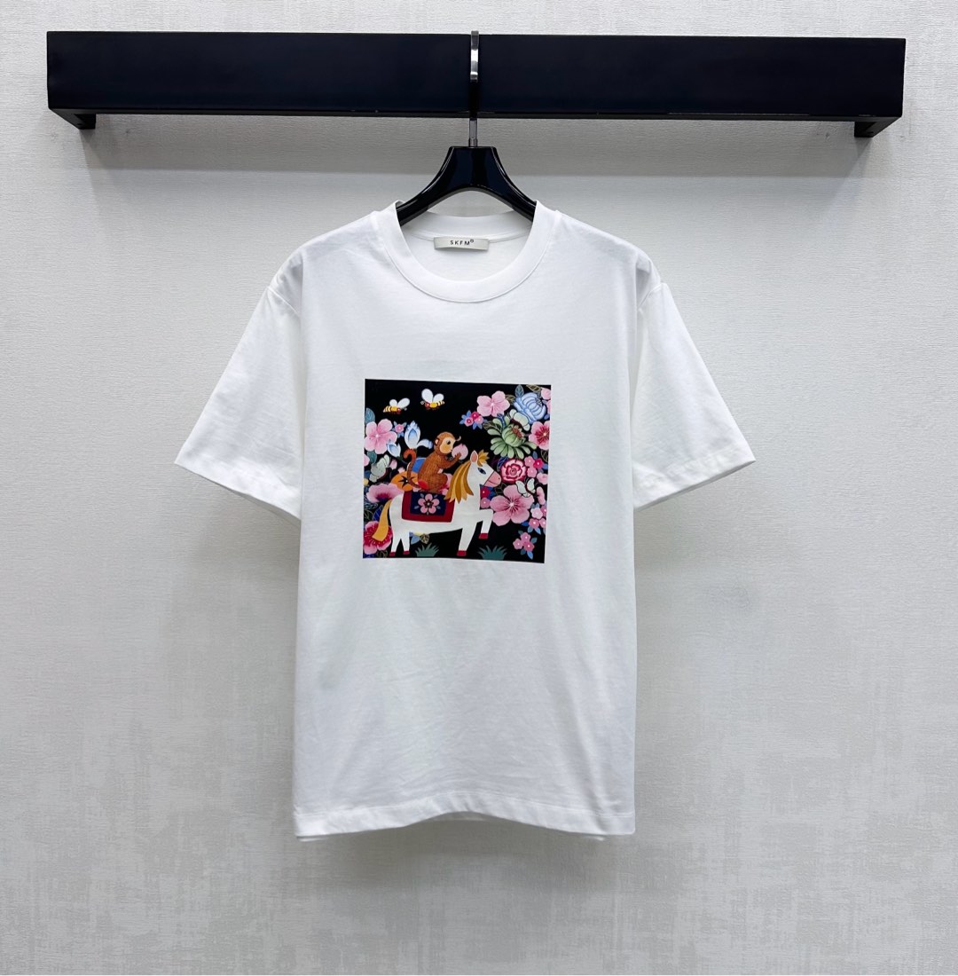 NO:708114,icicle*2026 new products are on the shelves. Round neck printed short-sleeved custom YB imported cotton material. Comfortable, breathable and full of texture. The collar edge is processed with threaded hemming details to add layering to the look. Flowers, bees and hand-painted horse and monkey patterns are embellished in the center of the chest. The colors are visually rich and highlight the brand tone. Surface accessories development. Conventional round neck short-sleeved T-shirt tailoring. Stylish when worn alone. High version, T-shirt, tees, t-shirt,19860909icicle*2026新品上架圆领印花短袖定制YB进口全棉材质 舒适透气 质感十足 领边沿用螺纹包边细节处理 增添造型层次感 胸前居中点缀花朵蜜蜂与手绘骏马和猴子图案 色彩丰富视觉 彰显品牌调性 面辅料开发 常规圆领短袖T恤剪裁 单穿内搭出彩时髦 高版本,,T-shirt,tees，t-shirt,,Women's clothing