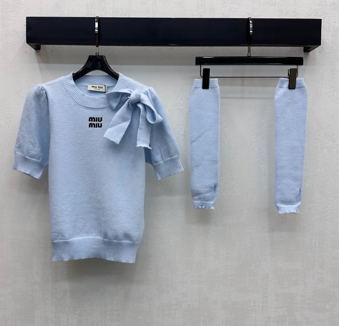 NO:708122,Miumi*2026 new products are on the shelves. Two-piece sweater set with round neck knitted sleeves. Customized YB imported wool knitted material. Delicate and comfortable. Lace-up bow decoration on the side of the collar. Designed with detachable sleeves to add layering to the look. You can switch outfits at will according to your needs. The iconic letter embroidery logo is centered on the chest to highlight the brand tone. Development of surface accessories. Round-neck regular top tailoring. Wear alone and layered for a girly look. High version 2 colors,,miumiu,sweaters,19860909Miumi*2026新品上架 圆领针织袖套两件套毛衣定制YB进口羊毛针织材质 细腻舒适 领侧点缀系带蝴蝶结装饰 配合可拆解袖套设计 增添造型层次感 可根据需求随意切换穿搭 胸前居中饰以标志性字母刺绣徽标 彰显品牌调性 面辅料开发 圆领常规上衣剪裁 单穿叠穿少女感满满  高版本2色,,miumiu,sweaters,,Women's clothing