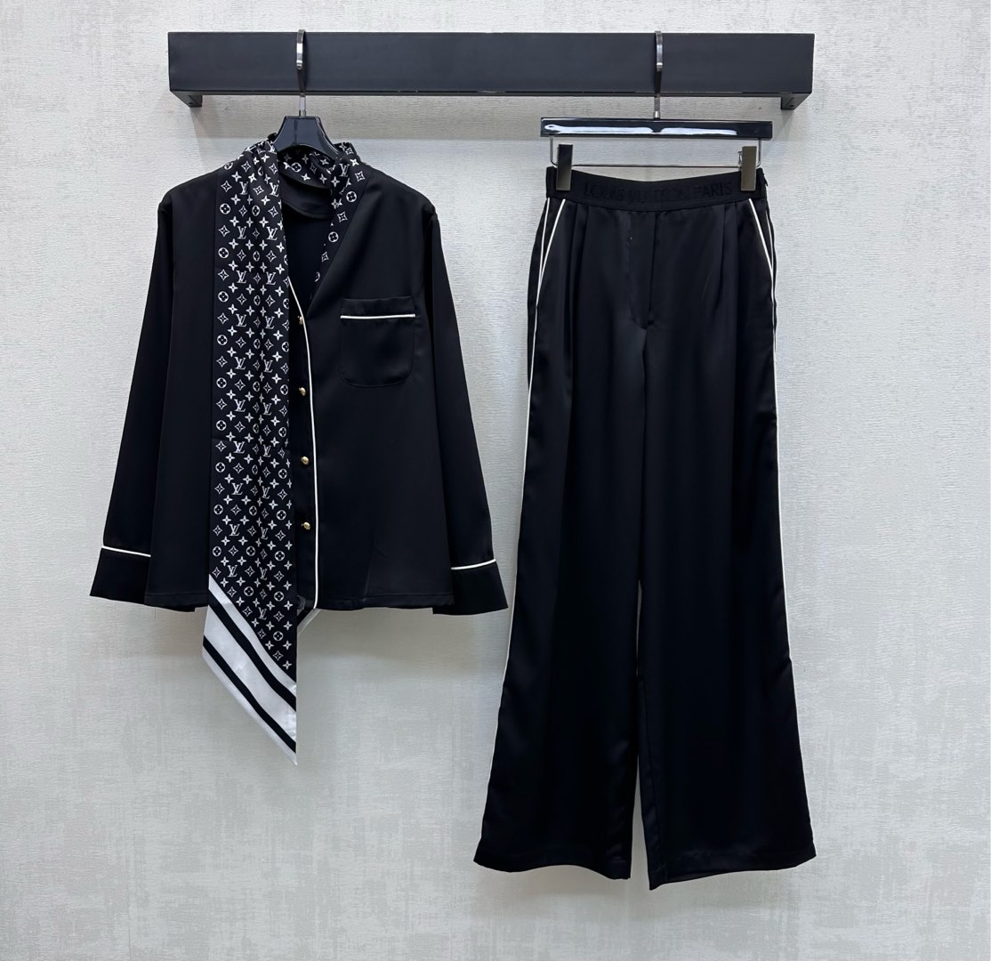 NO:708113,7Louis Vuitto*2026 new arrivals shawl silk scarf shirt and trousers suit customized YB imported twill thick material, skin-friendly and comfortable, not easy to smear. Use the all-over printed four-leaf clover letter pattern shawl silk scarf to adjust the decoration, highlighting the brand tone. Relaxed and fashionable, full of aristocratic old money feeling. All-over white binding stitching design adds layering to the look. Development of surface accessories. Long-sleeved shirt paired with elastic waist straight trousers of the same series.  The details echo the matching coordination to make it more refined. The upper body of the complete set is elegant and lazy. It is suitable for home and outdoor wear. High version, Louis Vuitton, shirts, shawls,198609097Louis Vuitto*2026新品上架披肩丝巾衬衣长裤套装定制YB进口斜纹稠材质 亲肤舒适 不易抽丝 沿用满印四叶草字母图案披肩丝巾调节装饰 彰显品牌调性 松弛而时髦 带有满满名媛老钱感 通体白色捆边拼接设计 增添造型层次感 面辅料开发 长袖衬衫搭配同系列松紧腰直筒长裤 细节呼应配套协调更显精致 成套上身典雅慵懒 家居外穿都  高版本,,louis vuitton,shirts,shawls,,Women's clothing