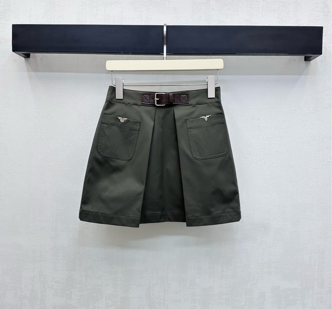 NO:708808,Louis Vuitto*2026 new arrivals Leather buckle pleated short skirt customized YB imported twill cotton material Stiff and stylish The waistband is adjusted with a leather buckle to outline the waistline design Adds a sense of layering Symmetrical pockets embellished with metal four-leaf clover logo decoration Highlights the brand tone Development of surface accessories High-waist micro-A skirt cut Can be paired with the same series of belted suits High-end and fashionable outfits High version, Louis Vuitton, skirts, business suit,19860909Louis Vuitto*2026新品上架皮扣压褶短裙定制YB进口斜纹全棉材质 挺括有型 腰头沿用皮扣带调节勾勒腰线设计 增添造型层次感 对称口袋点缀金属四叶草徽标装饰 彰显品牌调性 面辅料开发 高腰微A半裙剪裁 可搭配同系列腰带西装 成套穿搭高级时髦   高版本,,louis vuitton,skirts,business suit,,Women's clothing