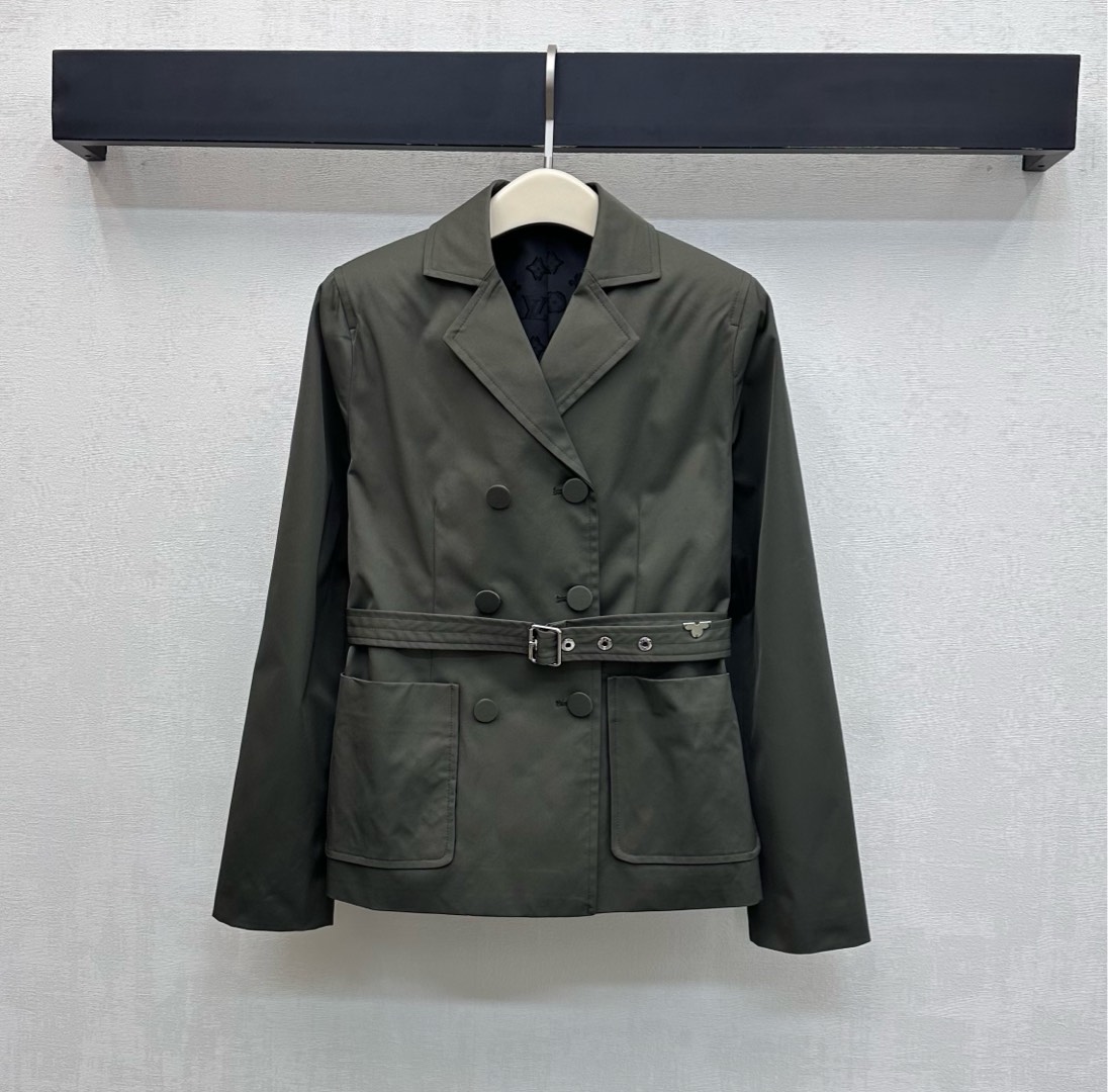 NO:708785,Louis Vuitto*2026 New Arrival Belt Suit Jacket Made of customized YB imported twill cotton material. Stiff and stylish. Follows the double-row button adjustment design. Matches the fabric belt to outline the waistline to add layering to the look. Metal four-leaf clover and embroidered letter logo decoration echoes the all-over jacquard lining to highlight the brand tone. Surface accessories development. Lapel and shoulder blazer tailoring. Can be paired with the same series of skirts and trousers. Complete set to wear high-end fashion. High version, Louis Vuitto*2026 new arrivals.  vuitton,skirts,jackets & coats,business suit,19860909Louis Vuitto*2026新品上架腰带西装外套 定制YB进口斜纹全棉材质 挺括有型 沿用双排纽扣调节设计 配合本布腰带勾勒腰线 增添造型层次感 金属四叶草与刺绣字母徽标装饰 呼应满铺提花内衬 彰显品牌调性 面辅料开发 翻领正肩西装外套剪裁 可搭配同系列半裙长裤 成套穿搭高级时髦  高版本,,louis vuitton,skirts,jackets & coats,business suit,,Women's clothing