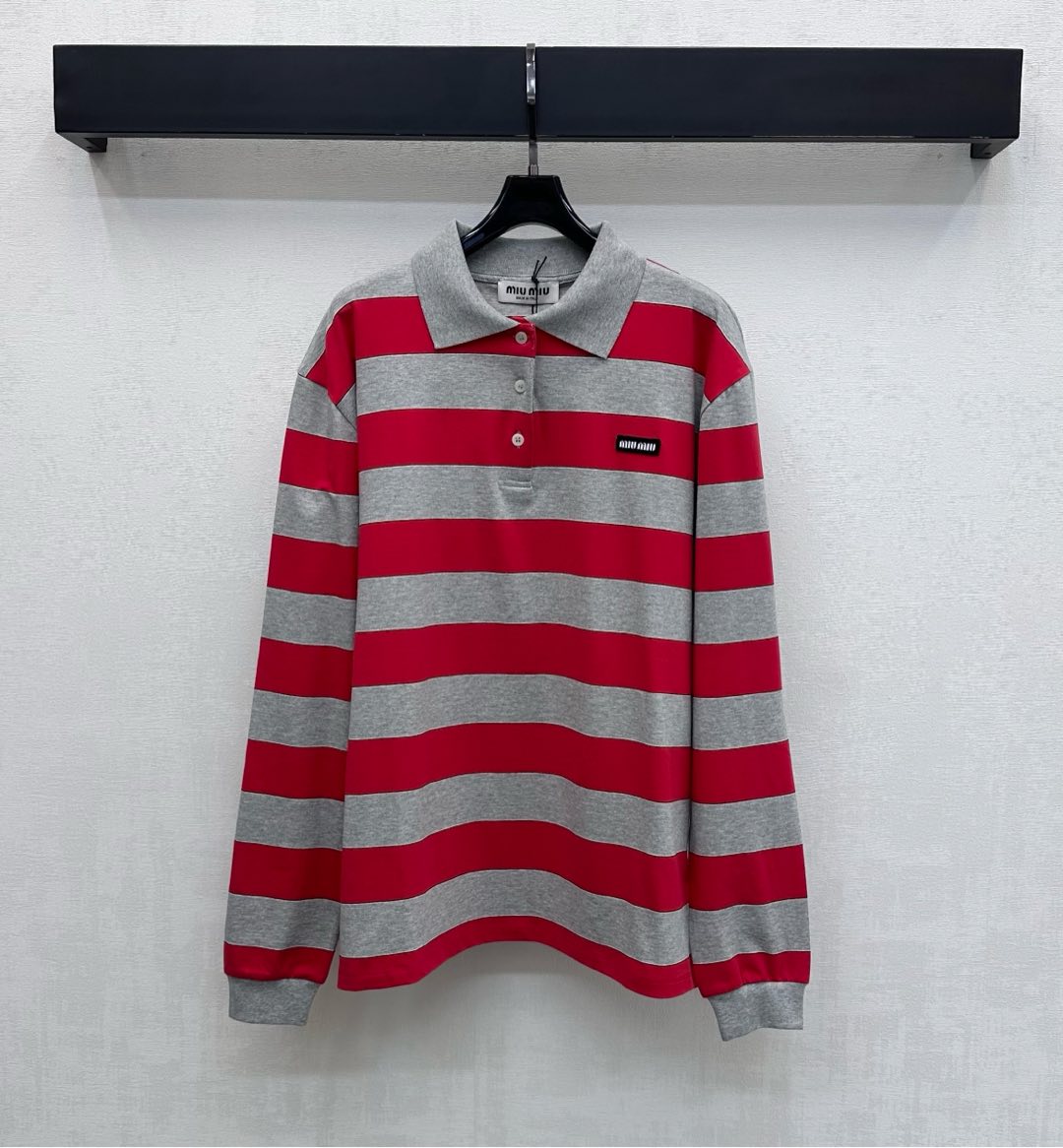 NO:708455,Miumi*2026 new products are on the shelves. The lapel striped long-sleeved top is made of YB imported virgin cotton material. It is comfortable and skin-friendly. It follows the red and gray wide stripe color design to add a sense of layering to the look. It is calm and yet energetic. The iconic letter logo is decorated on the chest to highlight the brand tone. The development of fabric accessories. The lapel long-sleeved top is cut. It can be worn casually in retro college style. High version,,miumiu,19860909Miumi*2026新品上架翻领条纹长袖上衣定制YB进口原生全棉材质 舒适亲肤 沿用红灰宽条纹配色设计 增添造型层次感 沉稳又不失活力 胸前点缀标志性字母徽标装饰 彰显品牌调性 面辅料开发 翻领长袖上衣剪裁 随意搭配穿搭复古学院风 高版本,,miumiu,,Women's clothing