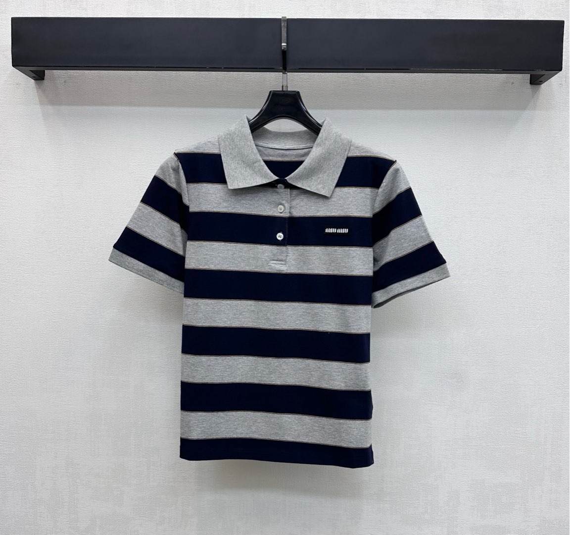 NO:708451,Miumi*2026 new products are on the shelves. Lapel striped short-sleeved tops are made of YB imported virgin cotton material. They are comfortable and skin-friendly. They are designed with navy blue and gray wide stripes to add layering to the look. They are calm and yet energetic. The chest is decorated with iconic letter embroidery logos to highlight the brand tone. Surface accessories development. Lapel short-sleeved tops are cut. Casually matched with retro college style. High version L,, miumiu, T-shirt,19860909Miumi*2026新品上架翻领条纹短袖上衣定制YB进口原生全棉材质 舒适亲肤 沿用藏蓝灰宽条纹配色设计 增添造型层次感 沉稳又不失活力 胸前点缀标志性字母刺绣徽标装饰 彰显品牌调性 面辅料开发 翻领短袖上衣剪裁 随意搭配穿搭复古学院风 高版本L,,miumiu,T-shirt,,Women's clothing