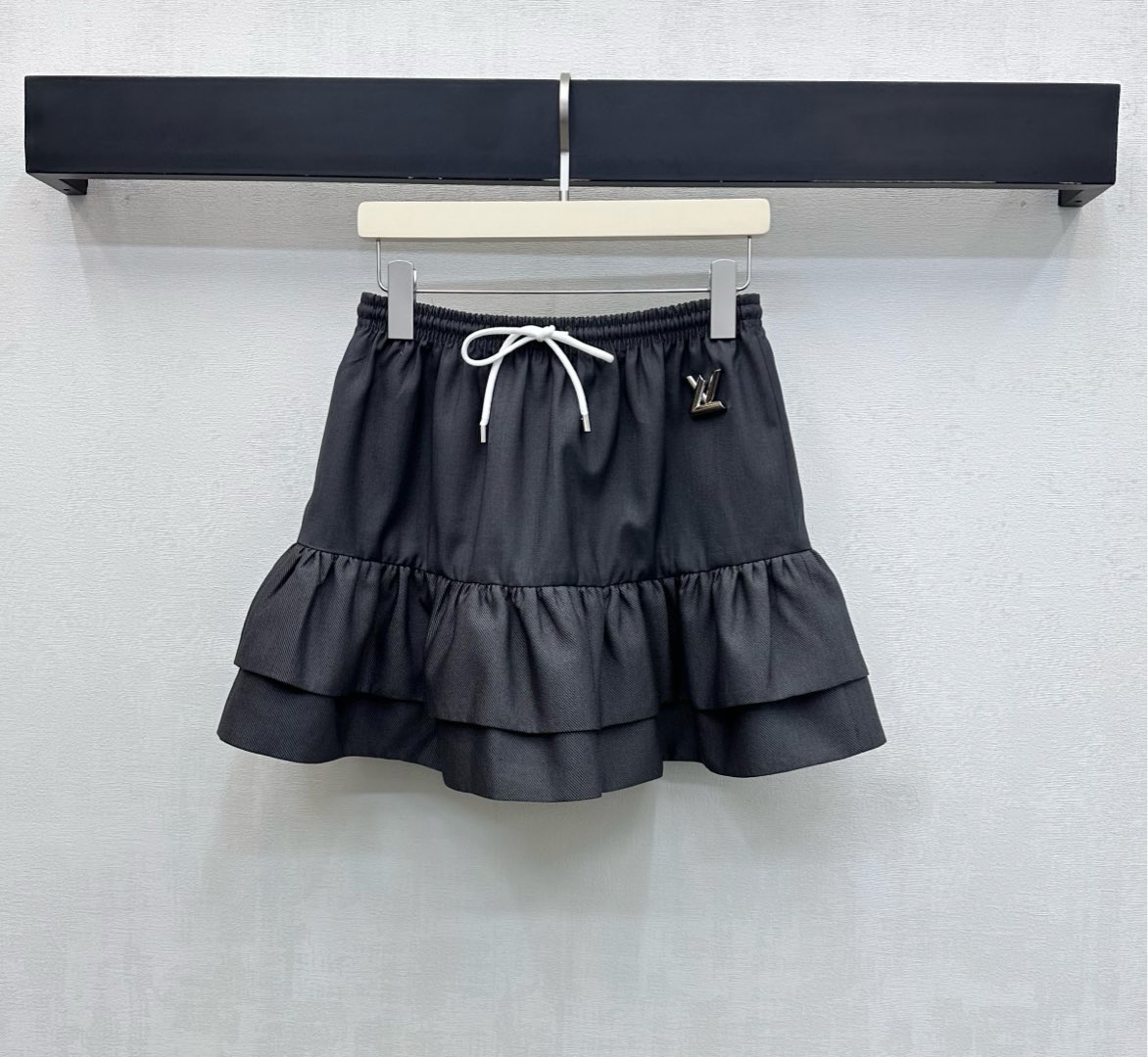 NO:708464,Louis Vuitto*2026 new products are on the shelves. The double-layered ruffled skirt is made of imported YB material. It is shiny and stylish. The main dark gray color is sweet and cool. It is designed with a double-layered ruffled skirt to add layering to the look. The drawstring waistband is decorated with a metal LV logo to highlight the brand's tone. The development of surface accessories. The high-waisted puffy skirt can be paired with the same series of jackets. The complete set is stunning and fashionable. High version, louis vuitton, louis  vuitton,skirts,jackets & coats,19860909Louis Vuitto*2026新品上架双层荷叶边半裙定制YB进口材质 光泽垂顺有型 通体深灰主调甜酷时尚 配合双层荷叶边裙摆设计 增添造型层次感 抽绳腰头搭配金属LV徽标点缀装饰 彰显品牌调性 面辅料开发 高腰蓬蓬短裙剪裁 可搭配同系列外套 成套穿搭出彩时髦  高版本,,louis vuitton,louis vuitton,skirts,jackets & coats,,Women's clothing