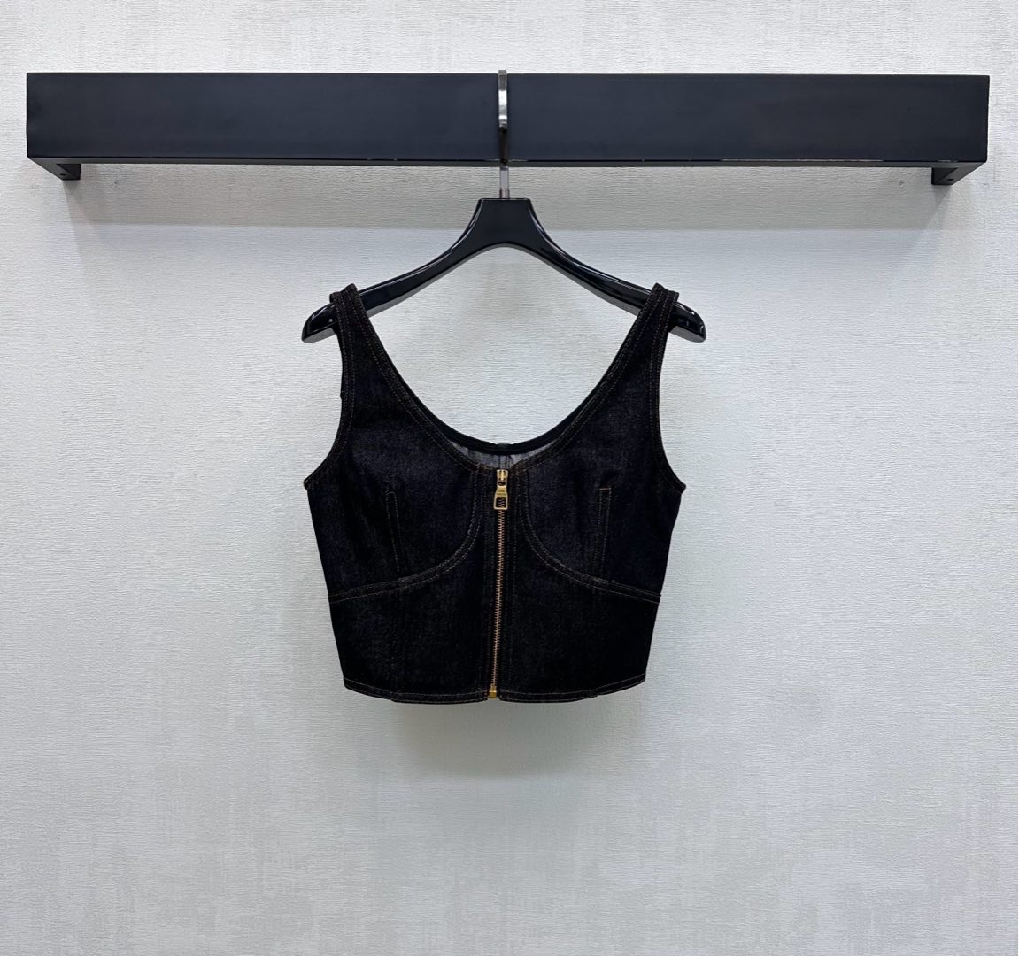 NO:708477,Louis Vutto*2026 new arrivals zipper short bra vest made of YB imported twill cotton denim material. Very wide, comfortable and stylish. Zipper adjustment design makes it easy to put on and take off. Use three-dimensional tailoring to outline the chest and waist contours. Highlights break the boring feeling of plain colors and add layering to the look. The perfect blend of retro and personality. Iconic engraved letter logo is embellished to highlight the brand tone. Development of surface accessories. Short waistless vest style tailoring. Can be paired with skirts and trousers of the same series.  The complete set is cool and fashionable. You can also buy it separately to match. High version, louis vuitton, skirts,19860909Louis Vutto*2026新品上架拉链短款胸衣背心定制YB进口斜纹棉牛仔材质 挺阔舒适有型 开襟拉链调节设计方便穿脱 配合立体裁剪勾勒胸腰轮廓线 突出亮点打破素色沉闷感 增添造型层次感 将复古与个性完美融合 标志性刻印字母徽标点缀之上 彰显品牌调性 面辅料开发 短款露腰背心版型剪裁 可搭配同系列半裙长裤 成套穿搭酷飒时髦 也可分开购入搭配 高版本,,louis vuitton,skirts,,Women's clothing