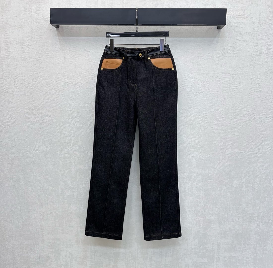 NO:708478,Louis Vutto*2026 new arrivals, leather denim trousers, custom-made YB imported twill cotton denim material, very wide, comfortable and stylish. The pocket waistband is designed with contrasting leather in dark and light colors. Highlights break the dullness of the plain color and add layering to the look. The perfect blend of retro and personality. Iconic engraved letters and logo buttons for adjustment and decoration, highlighting the brand tone. Development of surface accessories. High-waisted straight trousers cut. Can be paired with vest jackets from the same series. The complete set is cool and fashionable.  Can also be purchased separately to match higher versions, Louis Vuitton, jackets & coats,19860909Louis Vutto*2026新品上架拼皮牛仔长裤定制YB进口斜纹棉牛仔材质 挺阔舒适有型 口袋腰头沿用深浅撞色拼皮设计 突出亮点打破素色沉闷感 增添造型层次感 将复古与个性完美融合 标志性刻印字母徽标纽扣调节装饰 彰显品牌调性 面辅料开发 高腰直筒长裤剪裁 可搭配同系列背心外套 成套穿搭酷飒时髦 也可分开购入搭配 高版本,,louis vuitton,jackets & coats,,Women's clothing