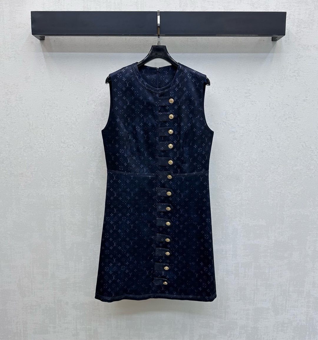 NO:708832,Louis Vuitto*2026 new arrivals printed buttoned vest dress customized with YB imported twill thick material. Slim and comfortable. Covered with dark patterned old printed four-leaf clover letter logo elements to highlight the brand tone. Gold breast button embellishment on the side adds layering to the look. Waist-in version to cover the flesh and show temperament. Surface accessories development. Sleeveless dress tailoring to show French elegance. High-end and fashionable for commuting and dating. High version 2 colors, louis vuitton, skirts,19860909Louis Vuitto*2026新品上架印花襟扣背心裙定制YB进口斜纹稠材质 垂顺舒适 满铺暗纹做旧印花四叶草字母徽标元素 彰显品牌调性 侧边金色排扣点缀设计 增添造型层次感 收腰版型遮肉显气质 面辅料开发 无袖连衣裙剪裁 尽显法式优雅感 通勤约会穿搭高级时髦   高版本2色,,louis vuitton,skirts,,Women's clothing