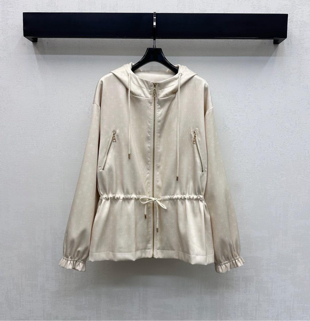 NO:708813,Louis Vuitto*2026 new arrivals printed hooded drawstring jacket customized with YB imported twill thick material. Slim and comfortable. Covered with dark patterned old printed four-leaf clover letter logo elements. Highlight the brand tone. The drawstring adjustment design at the waist easily outlines the proportion of the waist. Adds a sense of layering to the shape. Surface accessories development. Hooded zipper jacket tailoring. Can be matched with skirts of the same series. High-end and fashionable for commuting and dating. High version 2 colors, louis vuitton, skirts, jackets &  coats,hats,19860909Louis Vuitto*2026新品上架印花连帽抽绳外套定制YB进口斜纹稠材质 垂顺舒适 满铺暗纹做旧印花四叶草字母徽标元素 彰显品牌调性 腰间抽绳调节设计轻松勾勒腰身比例 增添造型层次感 面辅料开发 连帽拉链外套剪裁 可搭配同系列半裙 通勤约会穿搭高级时髦 高版本2色,,louis vuitton,skirts,jackets & coats,hats,,Women's clothing