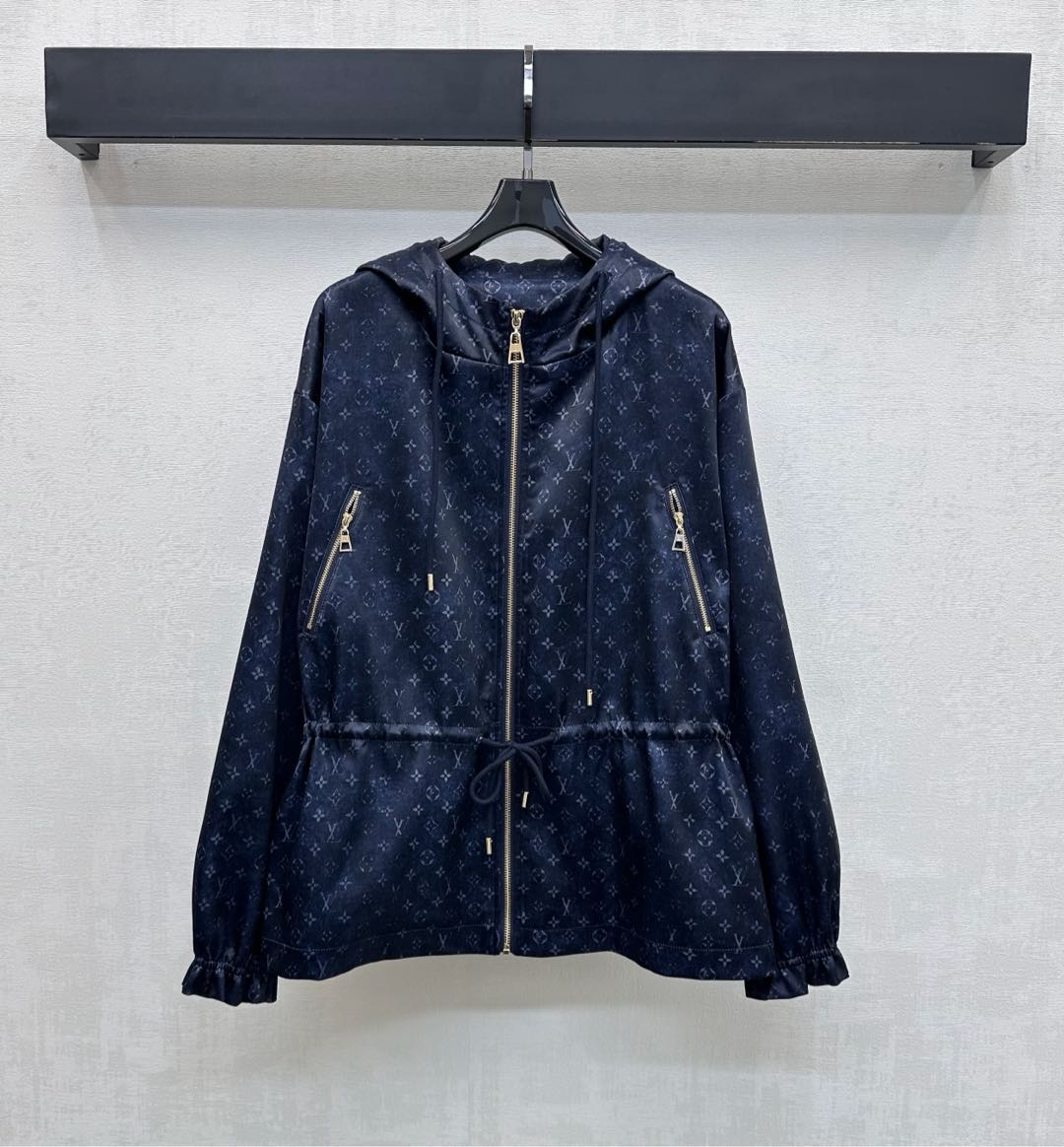 NO:708820,Louis Vuitto*2026 new arrivals printed hooded drawstring jacket customized with YB imported twill thick material. Slim and comfortable. Covered with dark patterned old printed four-leaf clover letter logo elements. Highlight the brand tone. The drawstring adjustment design at the waist easily outlines the proportion of the waist. Adds a sense of layering to the shape. Surface accessories development. Hooded zipper jacket tailoring. Can be matched with skirts of the same series. High-end and fashionable for commuting and dating. High version 2 colors, louis vuitton, skirts, jackets &  coats,hats,19860909Louis Vuitto*2026新品上架印花连帽抽绳外套定制YB进口斜纹稠材质 垂顺舒适 满铺暗纹做旧印花四叶草字母徽标元素 彰显品牌调性 腰间抽绳调节设计轻松勾勒腰身比例 增添造型层次感 面辅料开发 连帽拉链外套剪裁 可搭配同系列半裙 通勤约会穿搭高级时髦  高版本2色,,louis vuitton,skirts,jackets & coats,hats,,Women's clothing