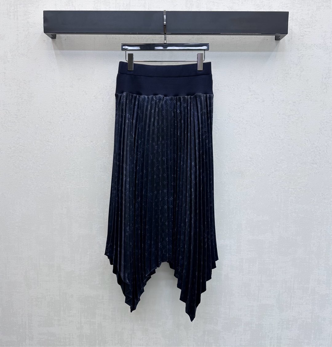 NO:708816,Louis Vuitto*2026 new arrivals printed irregular skirt, customized YB imported twill thick material, smooth and comfortable, covered with dark pattern, old printed four-leaf clover letter logo elements, highlighting the brand tone, waist and abdomen fit design to match the white skirt, neat pleated cutting process, adding layering to the shape, wide and generous to perfectly modify the leg lines, surface accessories development, irregular pleated skirt cut, can be matched with the same series of jackets, high fashion for commuting and dating, high version 2 colors,,louis  vuitton,skirts,jackets & coats,19860909Louis Vuitto*2026新品上架印花不规则半裙定制YB进口斜纹稠材质 垂顺舒适 满铺暗纹做旧印花四叶草字母徽标元素 彰显品牌调性 腰腹贴合设计配合裙白利落压褶裁剪处理 增添造型层次感 宽大放量完美修饰腿部线条 面辅料开发 不规则压褶半裙剪裁 可搭配同系列外套 通勤约会穿搭高级时髦   高版本2色,,louis vuitton,skirts,jackets & coats,,Women's clothing