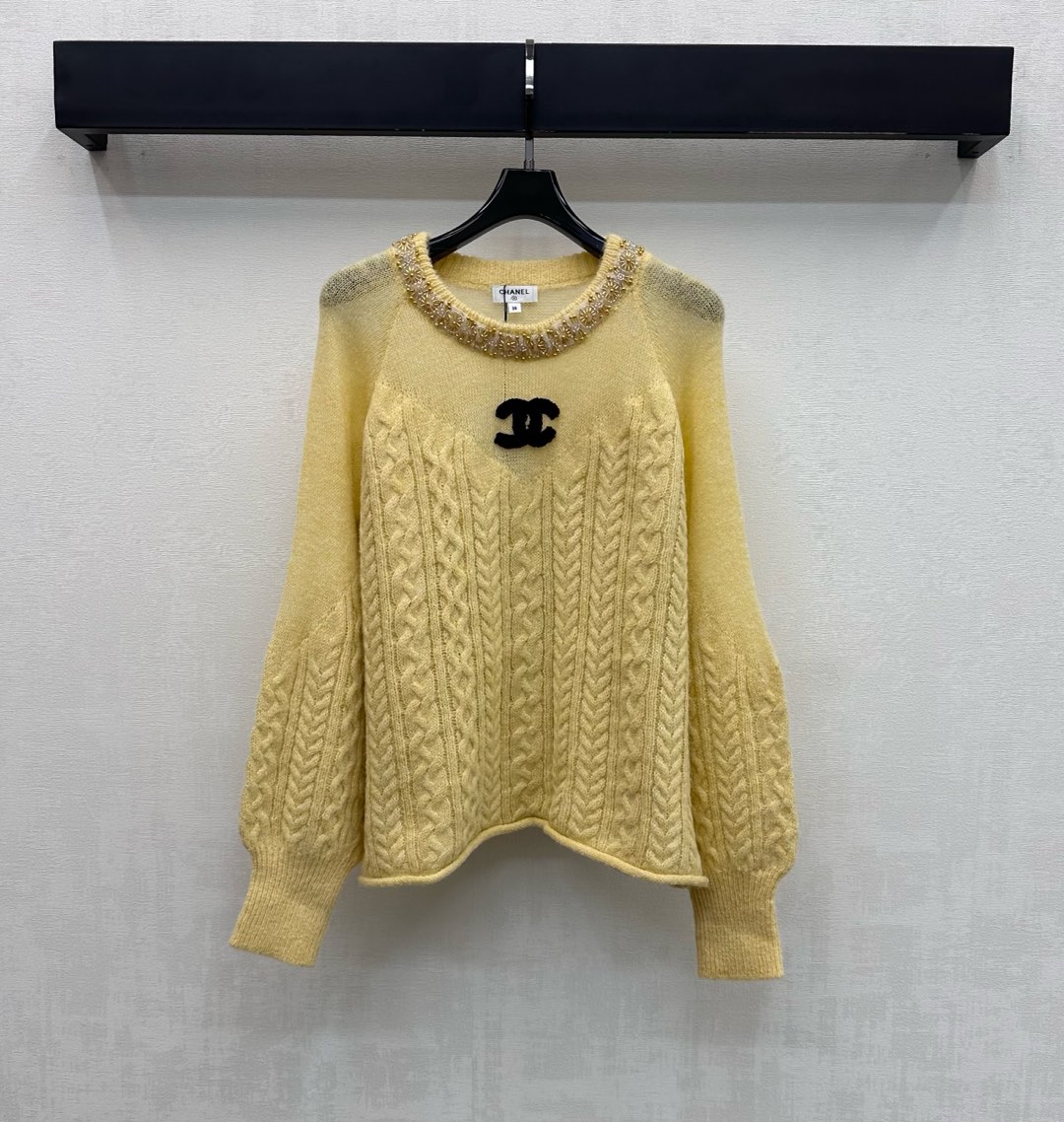 NO:708821,Chane*2026 new arrivals letter logo knitted sweater customized YB imported blended wool knitted material. Full texture, comfortable and soft. The neckline is decorated with beaded daisies. Created with cable knitting technology to add layering to the look. The iconic double C letter logo in the center of the chest is integrated to highlight the brand tone. Development of fabric accessories. Pullover knitted sweater tailoring. Loose off-shoulder tailoring to hide the flesh and make you look slimmer. Can be worn alone or layered to show French elegance. Unlock romantic spring outfits. High version 36  38 40,,chanel,sweaters,19860909Chane*2026新品上架字母徽标针织毛衣定制YB进口混纺羊毛针织材质 质感十足 舒适柔软 领口采用珠绣雏菊点缀装饰 配合绞花编织工艺打造 增添造型层次感 胸前居中标志性双C字母徽标融入 彰显品牌调性 面辅料开发 套头针织毛衣剪裁 宽松落肩剪裁藏肉显瘦 单穿叠搭皆能演绎法式优雅 解锁春日浪漫穿搭   高版本36 38 40,,chanel,sweaters,,Women's clothing
