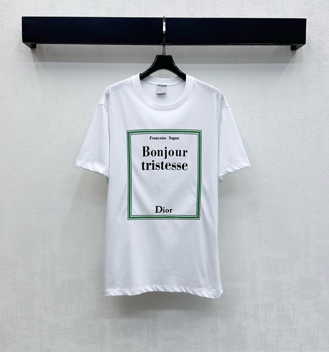 NO:708825,Dio*2026 new products on the shelves, square frame round neck logo customized YB imported cotton material, breathable and comfortable, full of texture, double-layered hemming design on the neckline and cuffs to add layering to the look. Double-layered square outer frame upper and lower letter logo decoration of different sizes on the chest highlights the brand tone. Development of fabric accessories. Loose short-sleeved T-shirt style tailoring. Stylish when worn alone. High version, dior, T-shirt, tees, t-shirt,19860909Dio*2026新品上架方框圆领徽标定制YB进口全棉材质 透气舒适 质感十足 领口与袖口呼应以双层包边设计 增添造型层次感 胸前点缀双层方形外框上下大小不一字母徽标装饰 彰显品牌调性 面辅料开发 宽松短袖T恤版型剪裁 单穿内搭出彩时髦 高版本,,dior,T-shirt,tees，t-shirt,,Women's clothing