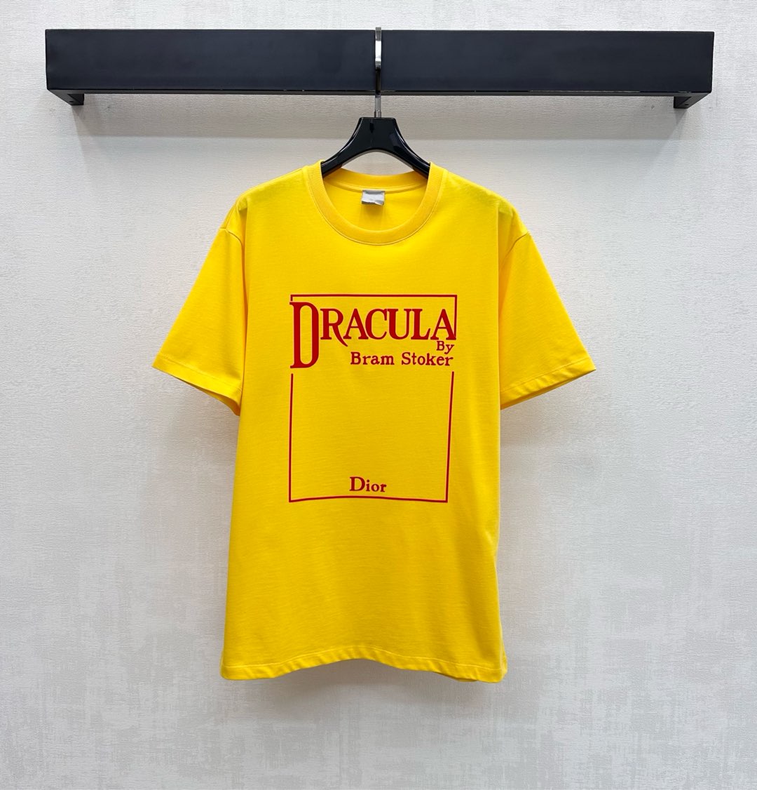 NO:708829,Dio*2026 new product launch Round neck logo customized YB imported cotton material Breathable and comfortable, full of texture The collar and cuffs are decorated with threaded edging design to add layering to the look. The square frame is decorated with upper and lower letter logo decorations of different sizes on the chest to highlight the brand tone. Development of surface accessories. Loose short-sleeved T-shirt style tailoring. Stylish when worn alone. High version, dior, T-shirt, tees, t-shirt,19860909Dio*2026新品上架圆领徽标定制YB进口全棉材质 透气舒适 质感十足 领口与袖口饰以螺纹包边设计 增添造型层次感 胸前点缀方形外框上下大小不一字母徽标装饰 彰显品牌调性 面辅料开发 宽松短袖T恤版型剪裁 单穿内搭出彩时髦 高版本,,dior,T-shirt,tees，t-shirt,,Women's clothing