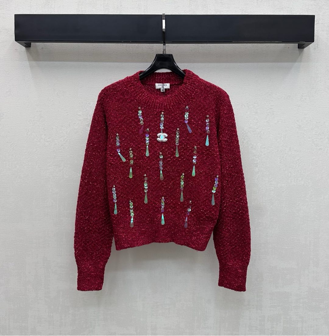 NO:708798,Chane*2026 new products are on the shelves. Sequined logo round neck knitted custom YB imported wool knitted material is comfortable and soft. The knitted texture is mixed with gold silk and has a delicate luster. Hand-nailed colorful sequined fringe decoration is integrated into the front to add layering to the look. The contrasting iconic double C letter logo is embellished in the center of the chest to highlight the brand's tone. Surface accessories development. Round neck pullover knitted sweater tailoring.  You can easily wear it with a skirt or jeans to create an elegant and gorgeous French lady style. Wear it at holiday parties to add a sense of atmosphere. High version 2 colors 36 38 40,,chanel,skirts,jeans,sweaters,19860909Chane*2026新品上架亮片徽标圆领针织定制YB进口羊毛针织材质 舒适柔软 沿用混金丝的针织肌理自带细腻光泽 配合前襟融入手工钉制的彩色亮片流苏装饰 增添造型层次感 胸前居中点缀撞色标志性双C字母徽标 彰显品牌调性 面辅料开发 圆领套头针织毛衣剪裁 搭半裙或者牛仔裤都能轻松穿出优雅又华丽的法式名媛风 节日聚会穿更是氛围感拉满 高版本2色36 38 40,,chanel,skirts,jeans,sweaters,,Women's clothing