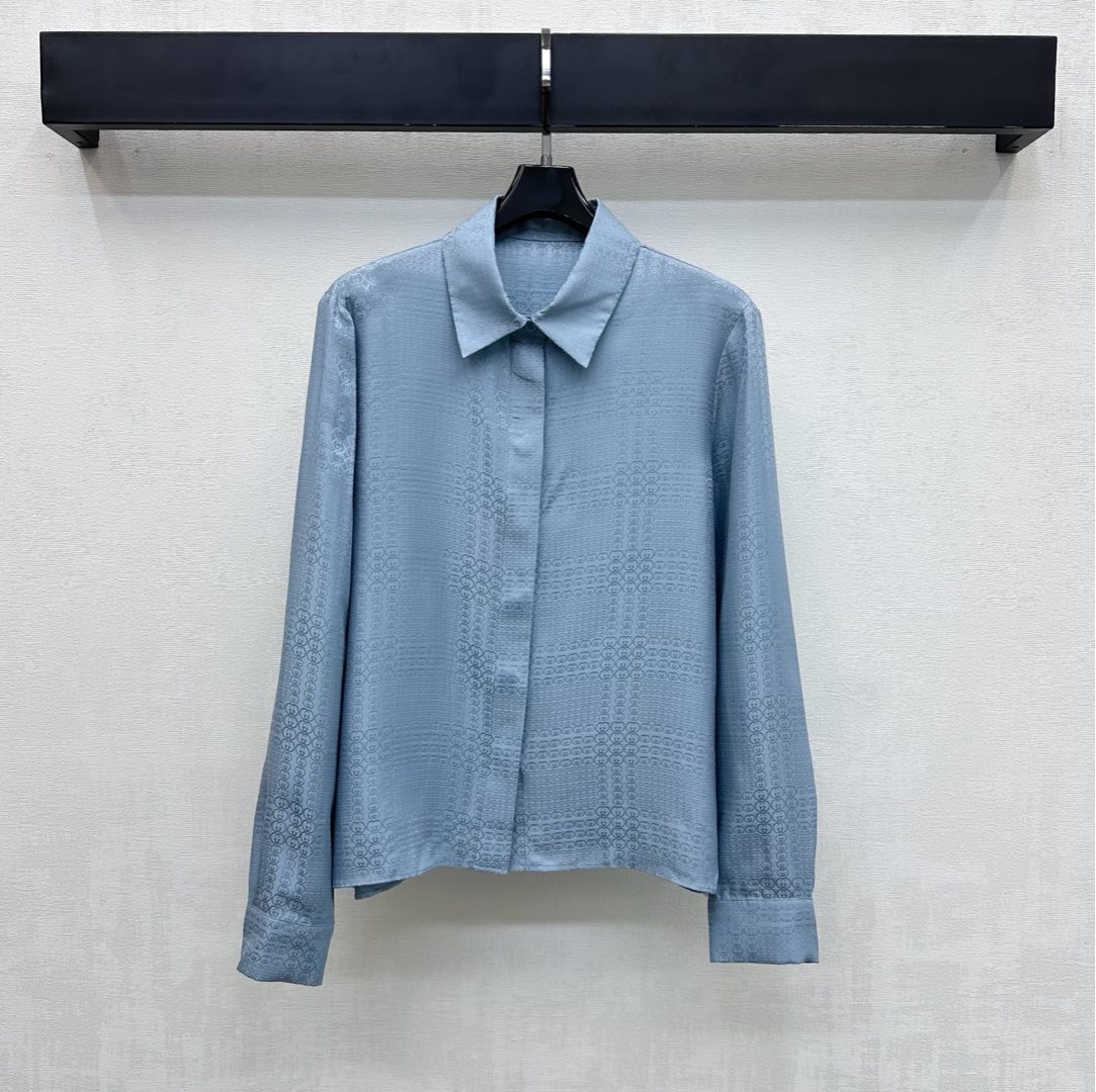 NO:708812,Gucc*2026 new arrival jacquard silk shirt made of custom YB imported jacquard silk material. Glossy and nourishing, comfortable. The overall haze blue tone sets off the gentle temperament. The iconic dark pattern double G letter jacquard logo elements are all over the body to highlight the brand tone. The hidden button design is used to adjust the placket and echoes the fixed buttons on the cuffs to add layering to the look. The development of surface accessories. Lapels are cut in regular shirts. Can be paired with skirts from the same series. Complete set, whether for daily commuting or date wear.  You can easily wear an elegant and sophisticated style. High version 36 38 40,, gucci, skirts, shirts, real silk,19860909Gucc*2026新品上架提花真丝衬衫定制YB进口提花真丝材质 光泽养肤舒适 整体雾霾蓝调衬托气质温婉 通体满铺标志性暗纹双G字母提花徽标元素 彰显品牌调性 沿用隐形式纽扣调节开襟设计 与袖口固定纽扣呼应 增添造型层次感 面辅料开发 翻领常规衬衣剪裁 可搭配同系列半身裙 成套穿搭不管是日常通勤还是约会穿搭 都能轻松穿出优雅又精致的格调  高版本36 38 40,,gucci,skirts,shirts,real silk,,Women's clothing