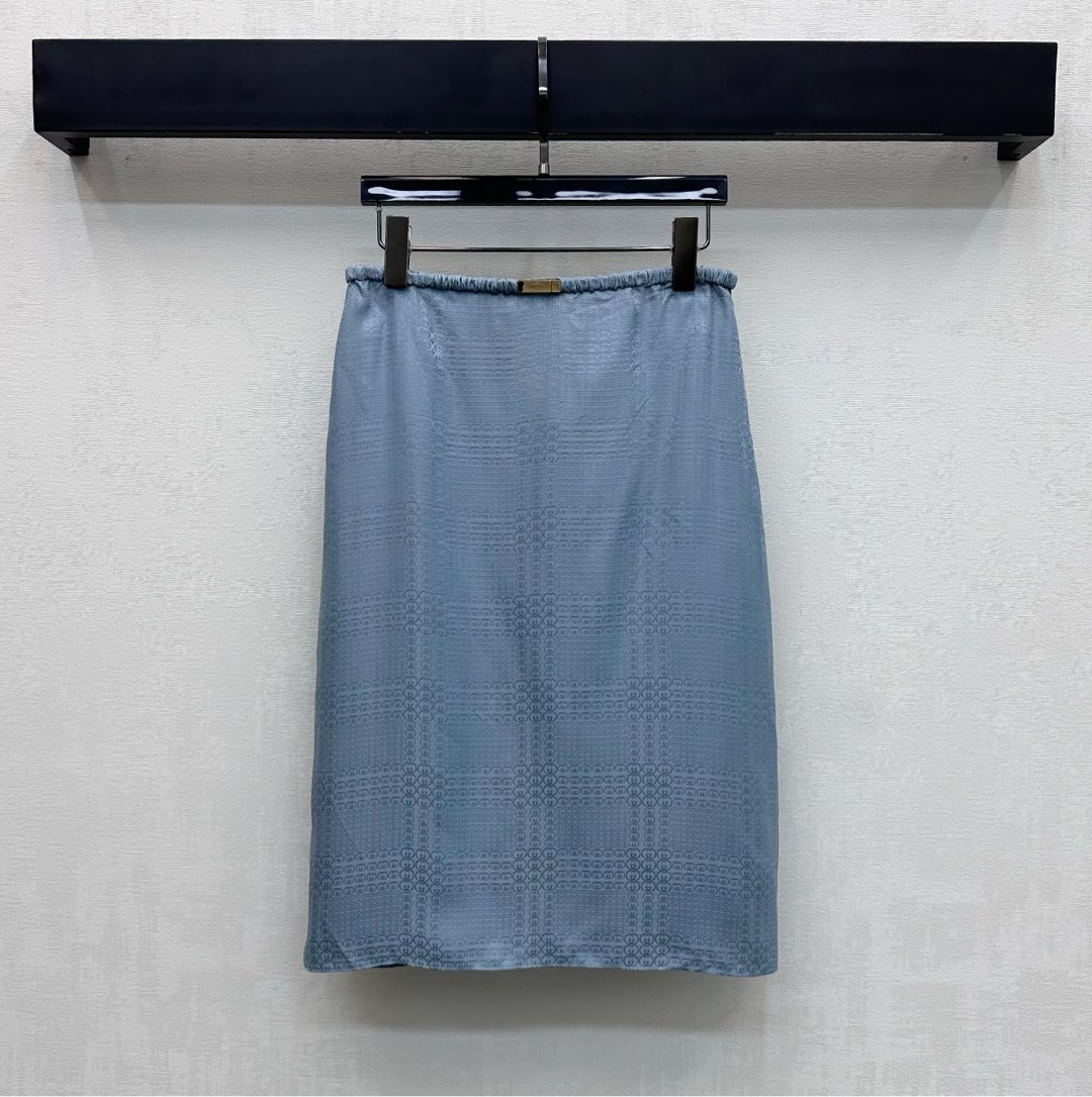 NO:708809,Gucc*2026 new arrival jacquard silk skirt, customized YB imported jacquard silk material, shiny and skin-nourishing, comfortable, overall haze blue tone to set off the gentle temperament, dark pattern double G jacquard and metal iconic letter logo elements on the waist highlight the brand tone, waist and hip are designed with elastic and rear waist zipper adjustment, combined with the skirt bifurcated design to add a sense of layering, surface accessories development, high-waisted straight skirt cut, can be matched with the same series of shirts  Complete set of outfits, whether it is daily commuting or date wear, you can easily wear an elegant and sophisticated style. High version 36 38 40,,gucci,skirts,real silk,19860909Gucc*2026新品上架提花真丝半裙定制YB进口提花真丝材质 光泽养肤舒适 整体雾霾蓝调衬托气质温婉 通体满铺暗纹双G提花和腰间金属标志性字母徽标元素 彰显品牌调性 腰胯沿用松紧与后腰拉链调节设计 配合裙摆分叉设计处理 增添造型层次感 面辅料开发 高腰直筒半身裙剪裁 可搭配同系列衬衣 成套穿搭调不管是日常通勤还是约会穿搭 都能轻松穿出优雅又精致的格调  高版本36 38 40,,gucci,skirts,real silk,,Women's clothing