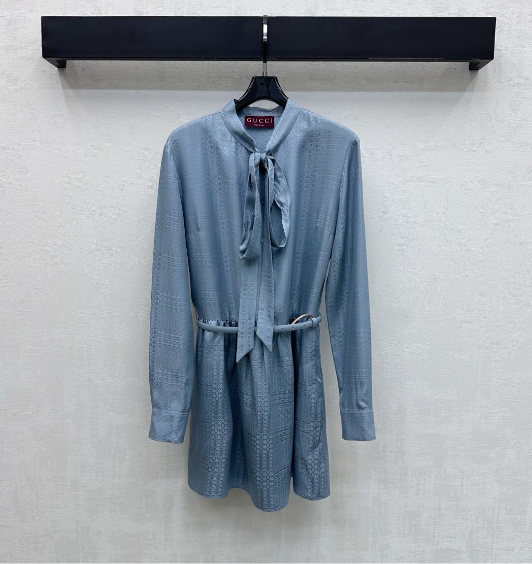 NO:708787,Gucc*2026 New Product Belt Jacquard Silk Dress Customized YB Imported Jacquard Silk Material Glossy and nourishing, comfortable The whole body is covered with the iconic dark pattern double G letter jacquard elements and the metal logo decoration on the cuff buttons to highlight the brand tone. The front placket is adjusted with buttons and half placket is combined with the collar tie bow design. The perforated belt at the waist tightens and outlines the body line, adding layering to the look. Development of surface accessories. Lace-up long-sleeved shirt dress tailoring. Daily commuting or light social occasions.  You can easily create an elegant and relaxed atmosphere. High version 36 38 40,,gucci,skirts,real silk,19860909Gucc*2026新品上架腰带提花真丝连衣裙定制YB进口提花真丝材质 光泽养肤舒适 通体满铺标志性暗纹双G字母提花元素 以及袖口纽扣金属徽标装饰 彰显品牌调性 前襟沿用纽扣调节半开襟配合领口系带蝴蝶结设计 腰间穿孔腰带收紧勾勒身材线条 增添造型层次感 面辅料开发 系带长袖衬衣裙剪裁 日常通勤还是轻社交场合 都能轻松拿捏优雅又松弛的氛围感   高版本36 38 40,,gucci,skirts,real silk,,Women's clothing