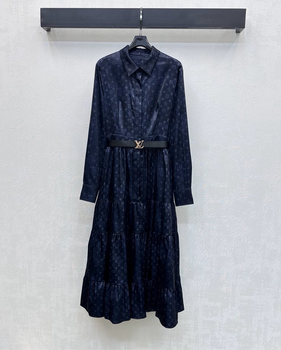 NO:708824,Louis Vuitto*2026 new arrivals, printed belt shirt dress, customized YB imported twill thick material, smooth and comfortable, covered with dark patterned old printed four-leaf clover letter logo elements, highlighting the brand tone, waist belt adjustment and layered skirt design, adding layering to the style, long version to cover the flesh and show temperament, surface accessories development, lapel dress tailoring, full of French elegance, high fashion for commuting and dating, high version 2 colors, Louis Vuitto  vuitton,skirts,19860909Louis Vuitto*2026新品上架印花腰带衬衣裙定制YB进口斜纹稠材质 垂顺舒适 满铺暗纹做旧印花四叶草字母徽标元素 彰显品牌调性 腰间皮带调节配合层层裙摆设计 增添造型层次感 长款版型遮肉显气质 面辅料开发 翻领连衣裙剪裁 尽显法式优雅感 通勤约会穿搭高级时髦  高版本2色,,louis vuitton,skirts,,Women's clothing