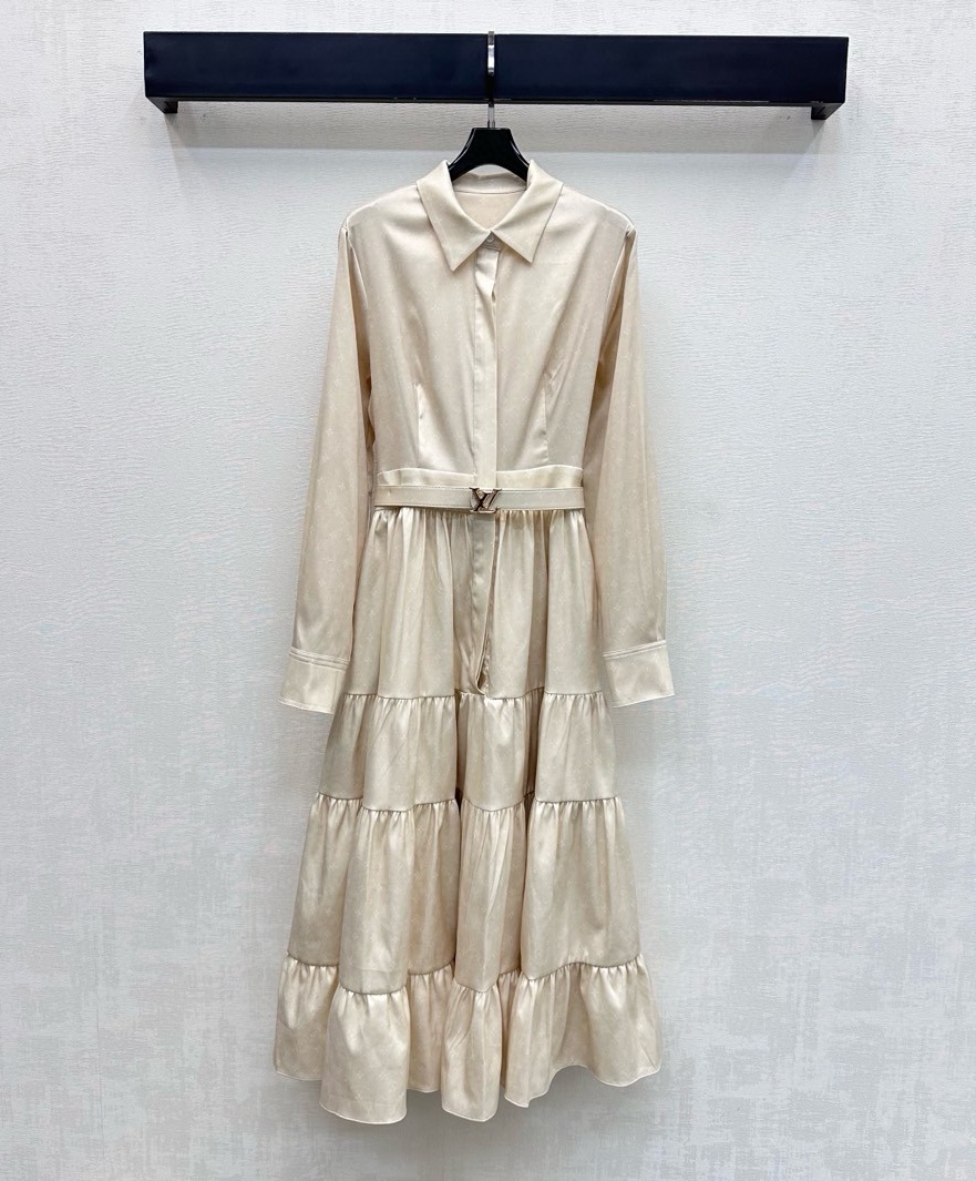 NO:708828,Louis Vuitto*2026 new arrivals, printed belt shirt dress, customized YB imported twill thick material, smooth and comfortable, covered with dark patterned old printed four-leaf clover letter logo elements, highlighting the brand tone, waist belt adjustment and layered skirt design, adding layering to the style, long version to cover the flesh and show temperament, surface accessories development, lapel dress tailoring, full of French elegance, high fashion for commuting and dating, high version 2 colors, Louis Vuitto  vuitton,skirts,19860909Louis Vuitto*2026新品上架印花腰带衬衣裙定制YB进口斜纹稠材质 垂顺舒适 满铺暗纹做旧印花四叶草字母徽标元素 彰显品牌调性 腰间皮带调节配合层层裙摆设计 增添造型层次感 长款版型遮肉显气质 面辅料开发 翻领连衣裙剪裁 尽显法式优雅感 通勤约会穿搭高级时髦  高版本2色,,louis vuitton,skirts,,Women's clothing