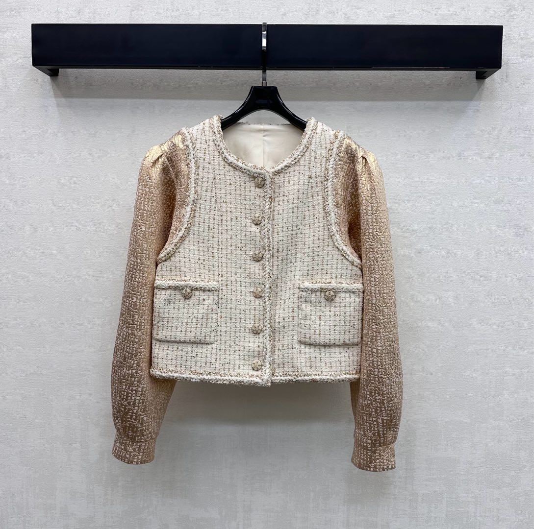 NO:709163,Chane*2026 new products are on the shelves. The bundled stitching dress jacket is made of YB imported slub woolen material. The texture is high-end and noble. The sleeves on both sides are made of puff sleeves with light gold knitted color collision design. The collar extends to the hem and is processed with bundled edges to add a sense of layering. The iconic metal double C letter button placket adjustment decoration echoes the cuff fixed button logo to highlight the brand tone. Development of surface accessories. Fake two-piece dress jacket tailoring.  Casually match and wear elegant and smart French lady style. High version 36 38 40,,chanel,jackets & coats,19860909Chane*2026新品上架捆边拼接洋装外套定制YB进口粗纺羊毛呢材质 质感高级显贵 两侧袖采用泡泡袖配合浅金针织颜色碰撞设计 领边延伸至衣摆沿用捆边包边处理 增添造型层次感 标志性金属双C字母纽扣开襟调节装饰 呼应袖口固定纽扣徽标 彰显品牌调性 面辅料开发 假两件洋装外套剪裁 随意搭配穿搭优雅又灵动法式名媛风 高版本36 38 40,,chanel,jackets & coats,,Women's clothing