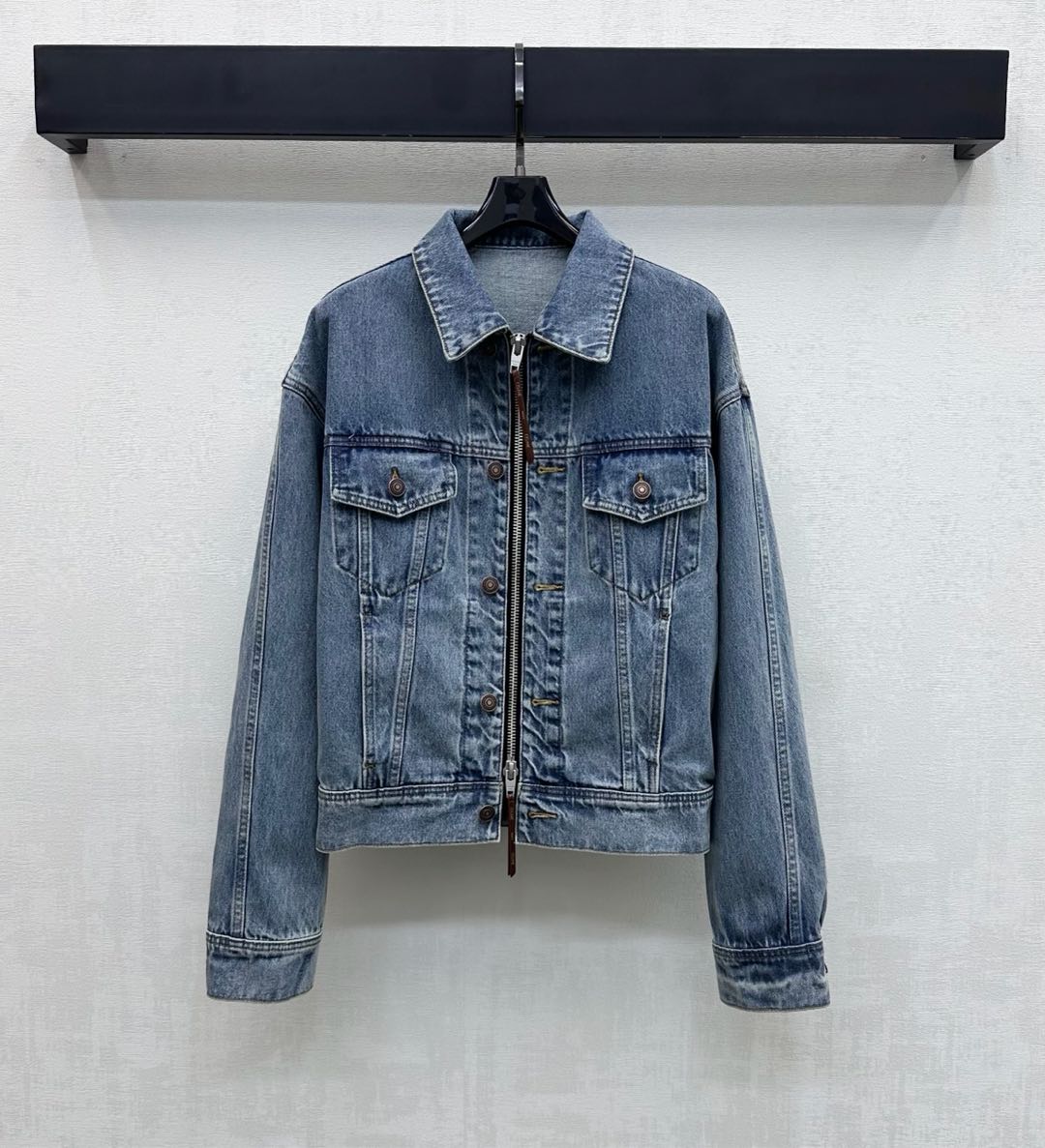 NO:709161,Celin*2026 new arrivals Lapel leather label denim jacket customized YB Imported twill cotton denim material Very wide and stylish Old washed blue retro and fashionable Use the two-way leather zipper adjustment design with symmetrical flap pocket decoration to add a sense of layering The iconic letter flag design is embellished in the center of the back waist to highlight the brand tone Development of surface accessories Zipper jacket tailoring Short version to raise the waistline to show proportion Casual outer wear is simple and fashionable  High version,,celine,jackets & coats,jackets & coats,19860909Celin*2026新品上架翻领皮标牛仔外套定制YB 进口斜纹棉牛仔材质 挺阔有型 做旧水洗蓝复古时髦 沿用双向皮条拉链调节设计 配合对称翻盖口袋装饰 增添造型层次感 后腰居中点缀标志性字母旗标设计 彰显品牌调性 面辅料开发 拉链夹克外套剪裁 短款版型拉高腰线更显比例 随意外搭简约时髦 高版本,,celine,jackets & coats,jackets & coats,,Women's clothing