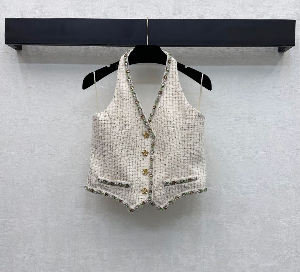 NO:709181,Chane*2026 new products are on the shelves. Colored diamond-trimmed halterneck vests are made of YB imported woolen woolen material. It is made of high-quality, comfortable and stylish. The collar extends to the hem and pocket edges and is inlaid with colored diamonds. With V-neck halter design, it adds layering to the look. The iconic metal double C letter button adjustment decoration highlights the brand tone. Development of surface accessories. Halterneck vest style tailoring. Casually wear with skirts and trousers, elegant and sexy. High version 36 38  40,,chanel,skirts,19860909Chane*2026新品上架彩钻捆边挂脖背心定制YB进口羊毛毛呢材质 质感上乘 舒适有型 领边延伸至衣摆与口袋边缘采用彩钻镶嵌处理 配合V领挂脖设计 增添造型层次感 标志性金属双C字母纽扣调节装饰 彰显品牌调性 面辅料开发 挂脖背心版型剪裁 随意搭配半裙长裤穿搭优雅又性感 高版本36 38 40,,chanel,skirts,,Women's clothing