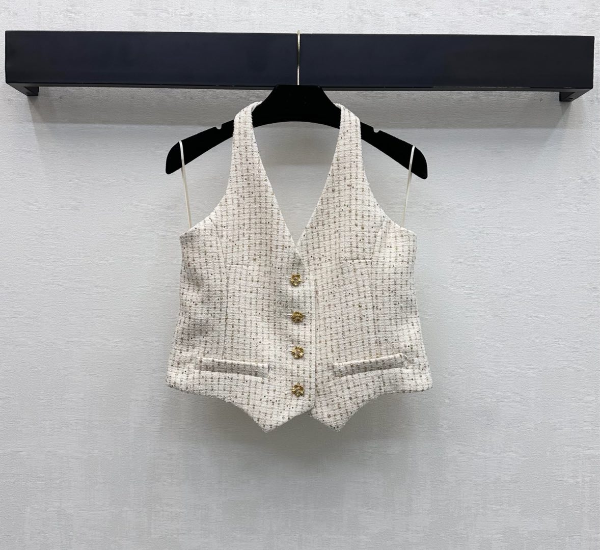 NO:709169,Chane*2026 new arrivals woven halter top customized YB imported woolen material, high quality, crisp and stylish. The front is embellished with the iconic metal double C letter buttons to adjust the placket design to highlight the brand's tone. The V-neck is neatly cut with irregular hem design to add layering to the look. Surface accessories development. Halter vest style tailoring. Casually paired with skirts and trousers for an elegant yet sexy French lady accent. High version 36 38  40,,chanel,skirts,19860909Chane*2026新品上架编织挂脖背心定制YB进口粗纺羊毛呢材质 质感上乘 挺括有型 前襟点缀金属标志性双C字母纽扣调节开襟设计 彰显品牌调性 V领挂利落裁剪配合下摆不规则设计 增添造型层次感 面辅料开发 挂脖背心版型剪裁 随意搭配半裙长裤优雅又不失性感的法式名媛腔调  高版本36 38 40,,chanel,skirts,,Women's clothing