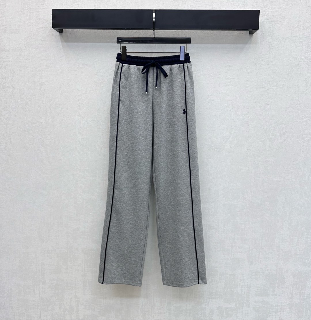 NO:709510,Ralph Lauren*2026 new arrivals Straight-leg straight trousers with drawstrings are made of custom-made YB imported rayon. They are comfortable and stylish. The sides are decorated with white straps to add layering to the look. The waist and hips are embellished with iconic embroidered logos to highlight the brand's tone. Development of surface accessories. High-waist drawstring straight trousers. Casually matched with knitted sweatshirts, T-shirts and shirts. Wear them with a refined French lazy accent. Properly wear versatile pants.  High version 2 colors, loro piana,hoodie,sweatshirts,shirts,tees,t-shirt,19860909Ralph Lauren*2026新品上架捆条抽绳直筒长裤定制YB进口人棉材质 垂顺舒适有型 侧边配合白色捆条撞色设计 增添造型层次感 腰胯点缀标志性刺绣徽标装饰 彰显品牌调性 面辅料开发 高腰抽绳直筒长裤剪裁 随意搭配卫衣T恤衬衫针织 穿搭出精致法式慵懒腔调 妥妥的穿搭百搭神裤  高版本2色,,loro piana,hoodie,sweatshirts,shirts,tees，t-shirt,,Women's clothing
