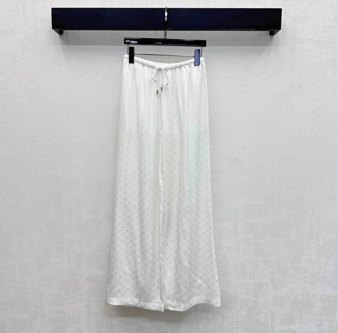 NO:709173,Celin*2026 new products are on the shelves. Jacquard dark pattern wide-leg trousers are made of YB imported blended rayon material. The luster is delicate and smooth. The whole body is covered with dark pattern Arc de Triomphe logo embellishment to highlight the brand tone. The drawstring elastic waist is adjustable and designed to suit various body shapes. Adds layering to the look. Fabric and accessories development. Drawstring wide-leg trousers cut. Simple and fashionable to wear casually. High version 2 colors,,celine,19860909Celin*2026新品上架提花暗纹阔腿长裤定制YB进口混纺人丝材质 光泽细腻垂顺 通体满铺暗纹凯旋门徽标点缀 彰显品牌调性 抽绳松紧腰头可调节设计适配各种身形 增添造型层次感 面辅料开发 抽绳阔腿长裤剪裁 随意搭配穿搭简约时髦   高版本2色,,celine,,Women's clothing