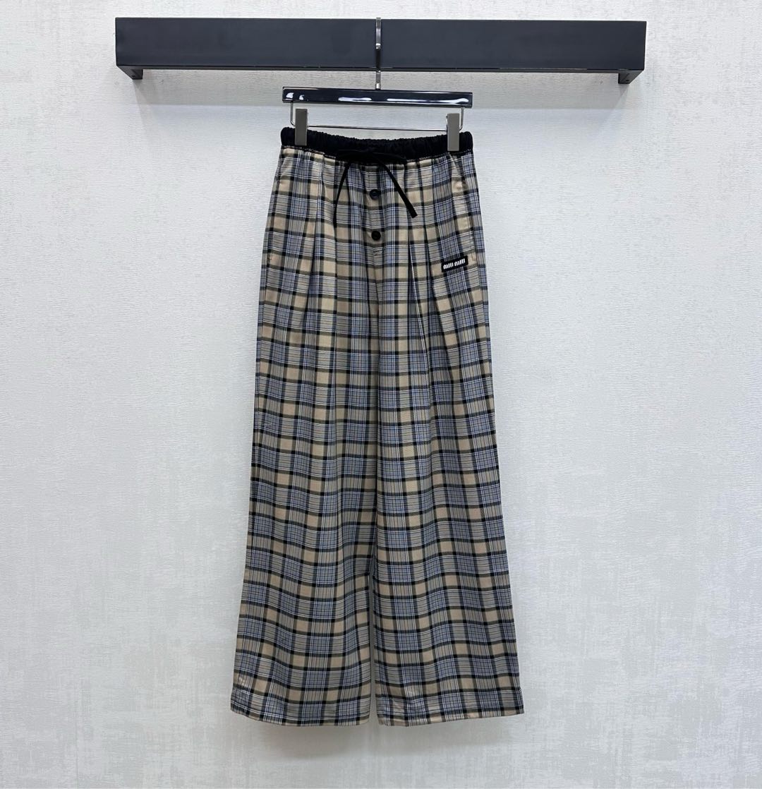 NO:709182,Miumi*2026 new products on the shelves drawstring plaid wide-leg trousers customized YB imported twill rayon material, comfortable and stylish, all-over contrasting plaid with retractable and loose design of the lower corners of the trouser legs, adding layering to the look, drawstring adjustment to suit various body shapes, realizing the two-wear concept, embellishment of the iconic letter logo on the waist and sides to highlight the brand tone, development of surface accessories, high-waist drawstring straight trousers cut, casual wear to reduce age.  High version,,miumiu,19860909Miumi*2026新品上架抽绳格纹阔腿长裤定制YB 进口斜纹人棉材质 舒适垂顺有型 通体撞色格纹配合下角裤腿可收可松设计 增添造型层次感 抽绳调节适配各种身形 实现两穿理念 腰跨侧点缀标志性字母徽标装饰 彰显品牌调性 面辅料开发 高腰抽绳直筒长裤剪裁 随意搭配穿搭减龄青春 高版本,,miumiu,,Women's clothing